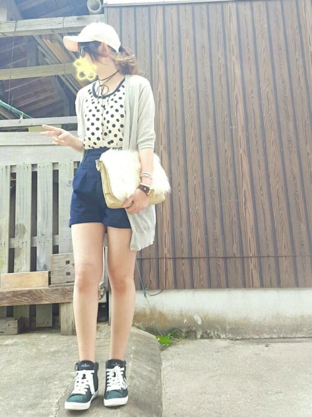 ホワイト系のトップス、ブルー系のデニムパンツ、グレー系のカーディガン/ボレロを着用したレディースの秋コーディネートの1枚目の写真