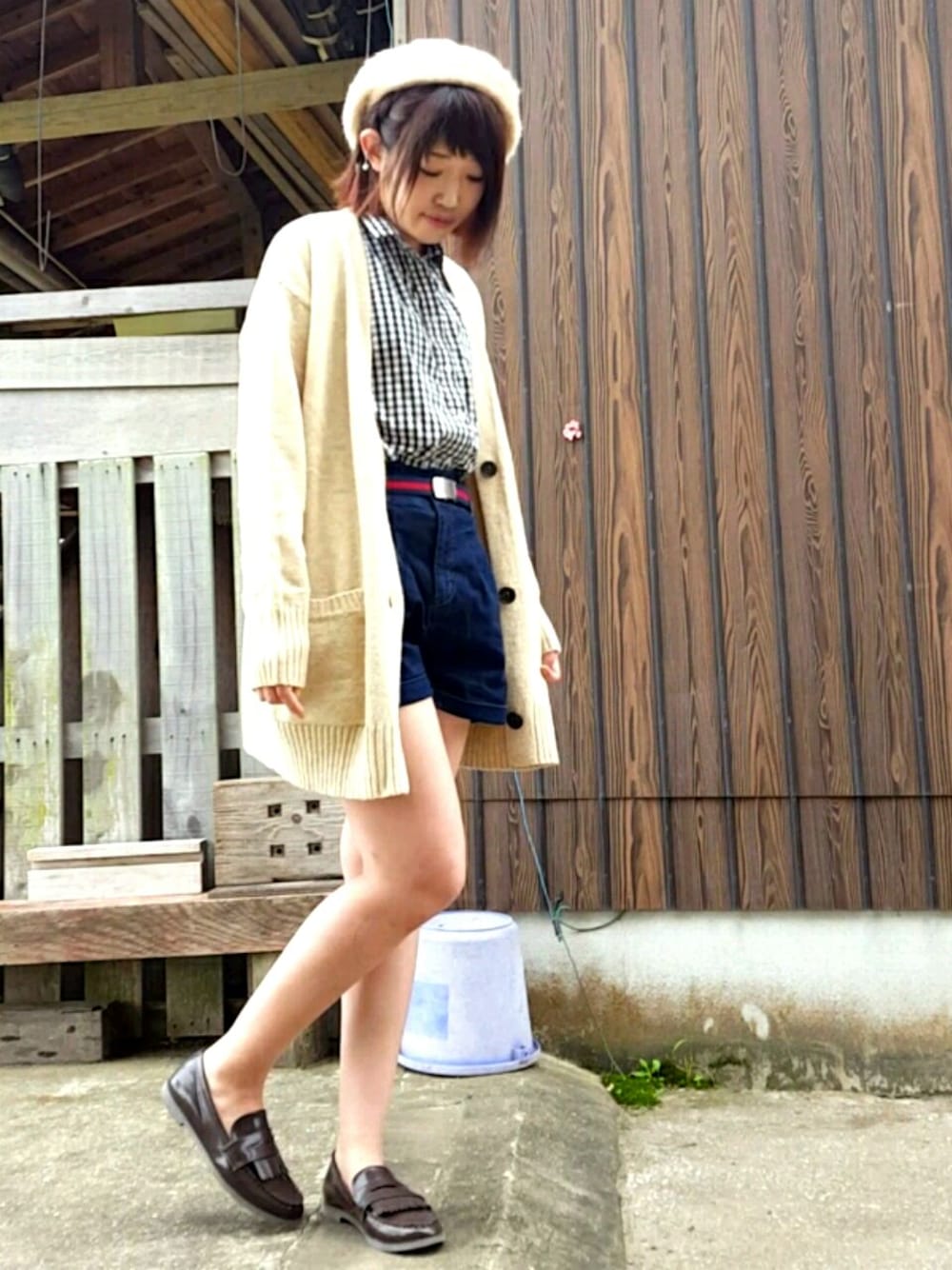 ブラック系のシャツ/ブラウス、ベージュ系のトップス、ブルー系のデニムパンツを着用したレディースの秋コーディネートの1枚目の写真