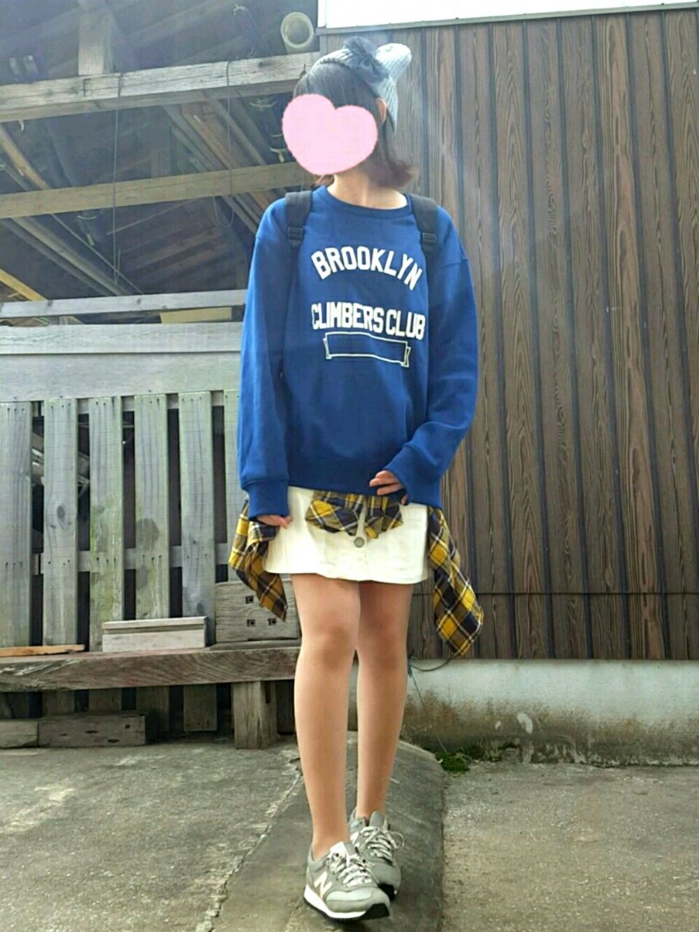 ブルー系のスウェット、ホワイト系のデニムスカート、グリーン系のスニーカーを着用したレディースの秋コーディネートの1枚目の写真