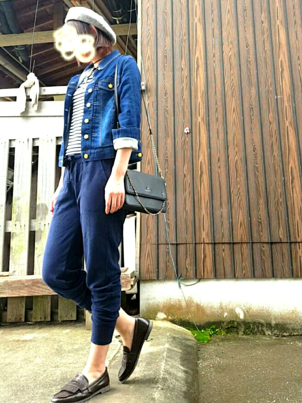 ブルー系のその他パンツ、ブラウン系のローファー、ブラック系のバッグを着用したレディースの秋コーディネートの1枚目の写真