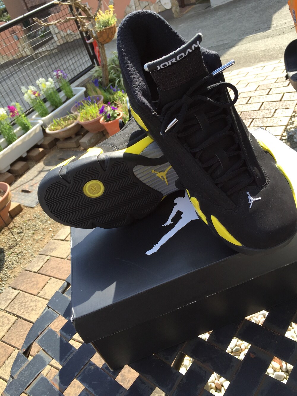 「Jordan、NIKE、kicks、sneakers、スニーカー」｜「AIR JORDANのアイテム（スニーカー、ブラック系）」を使った、OSSY さん（メンズ・170cm）の春コーディネートの1枚目の写真