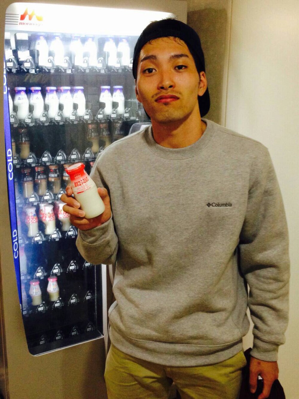 「風呂上がり、温泉、スウエット、秋のコーデ、秋、大好きな季節、牛乳片手に真顔」｜「Columbiaのインクスレイクスウェットクルー（スウェット、グレー系）」を使った、OSSY さん（メンズ・173cm）の秋コーディネートの1枚目の写真