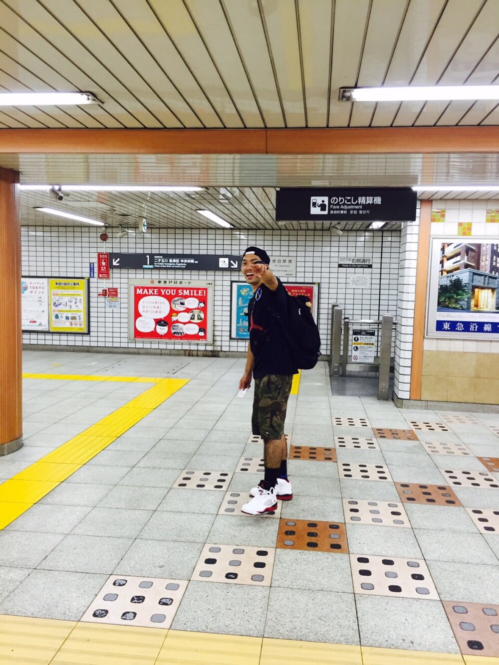 「AIR JORDAN、jordan5、Jordan、kicks、sneakers、駅」｜「AIR JORDANのアイテム（スニーカー、ホワイト系）」を使った、OSSY さん（メンズ・173cm）の秋コーディネートの1枚目の写真