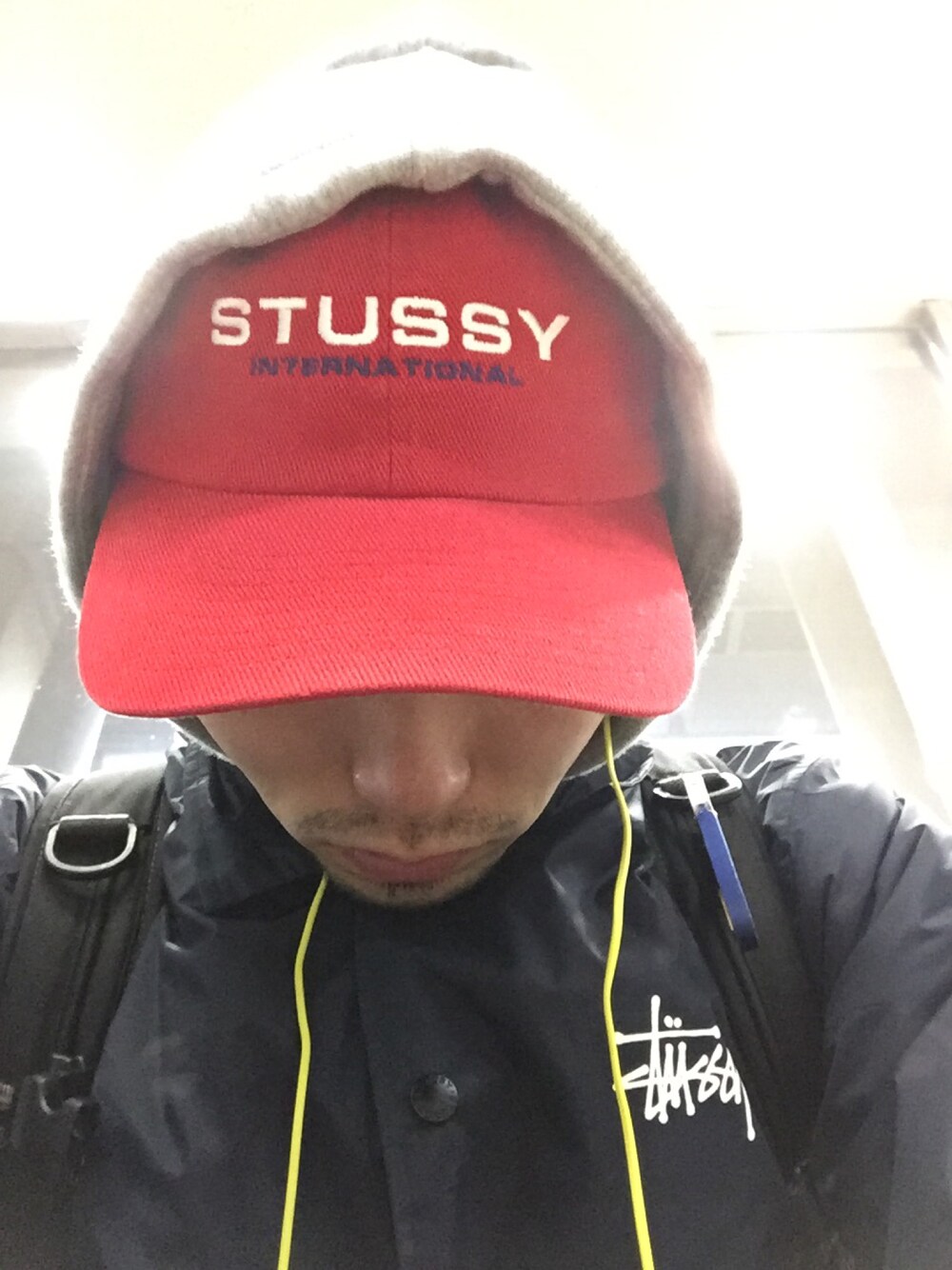 「stussy」｜「STUSSYのInternational Sport Cap（キャップ、レッド系）」を使った、OSSY さん（メンズ・173cm）の冬コーディネートの1枚目の写真