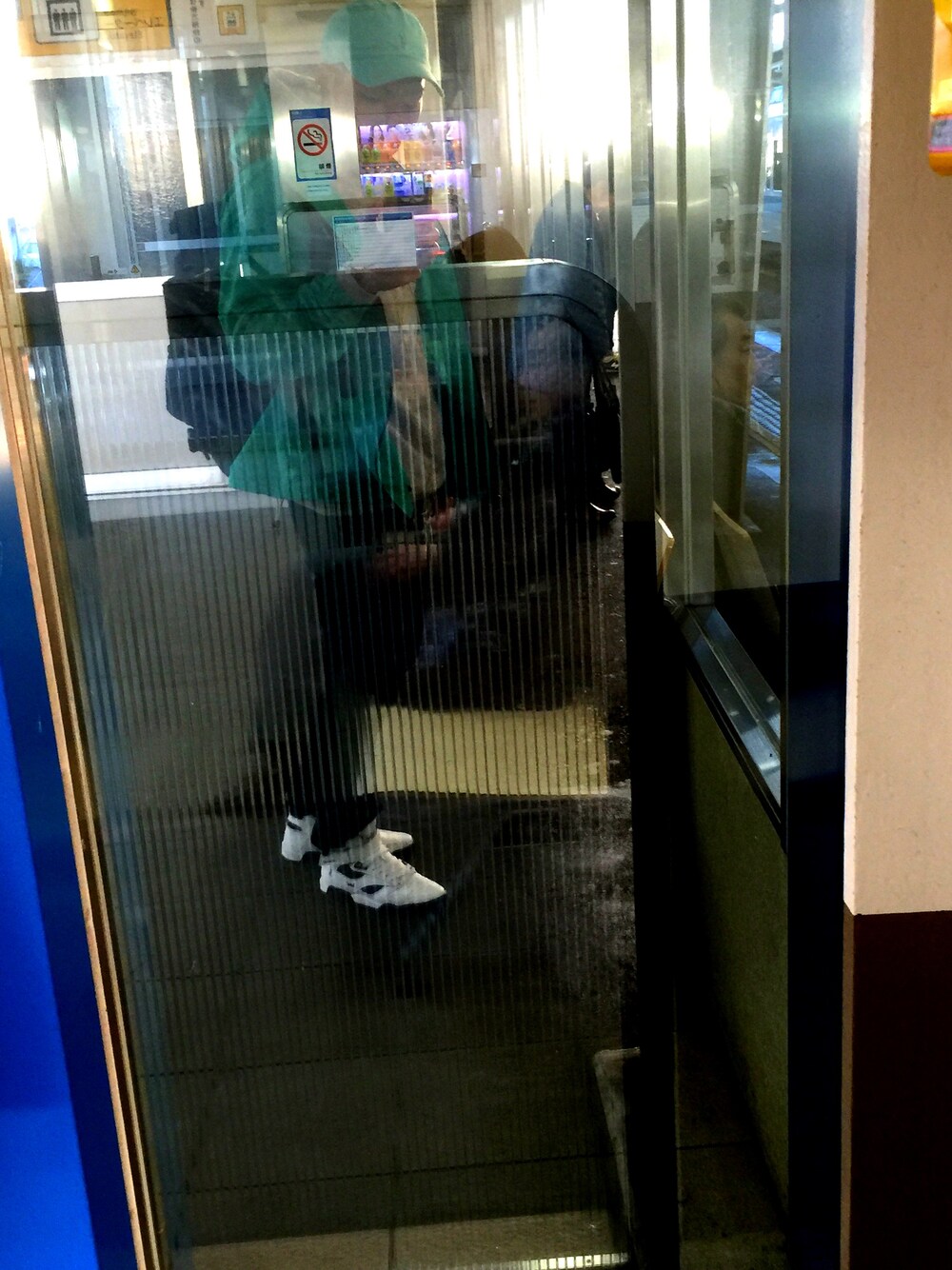 「春、stussy、SUPRA、CAP、ピンバッジ、緑、カメレオン撮影」｜「SUPRAのアイテム（スニーカー、ホワイト系）」を使った、OSSY さん（メンズ・173cm）の春コーディネートの1枚目の写真