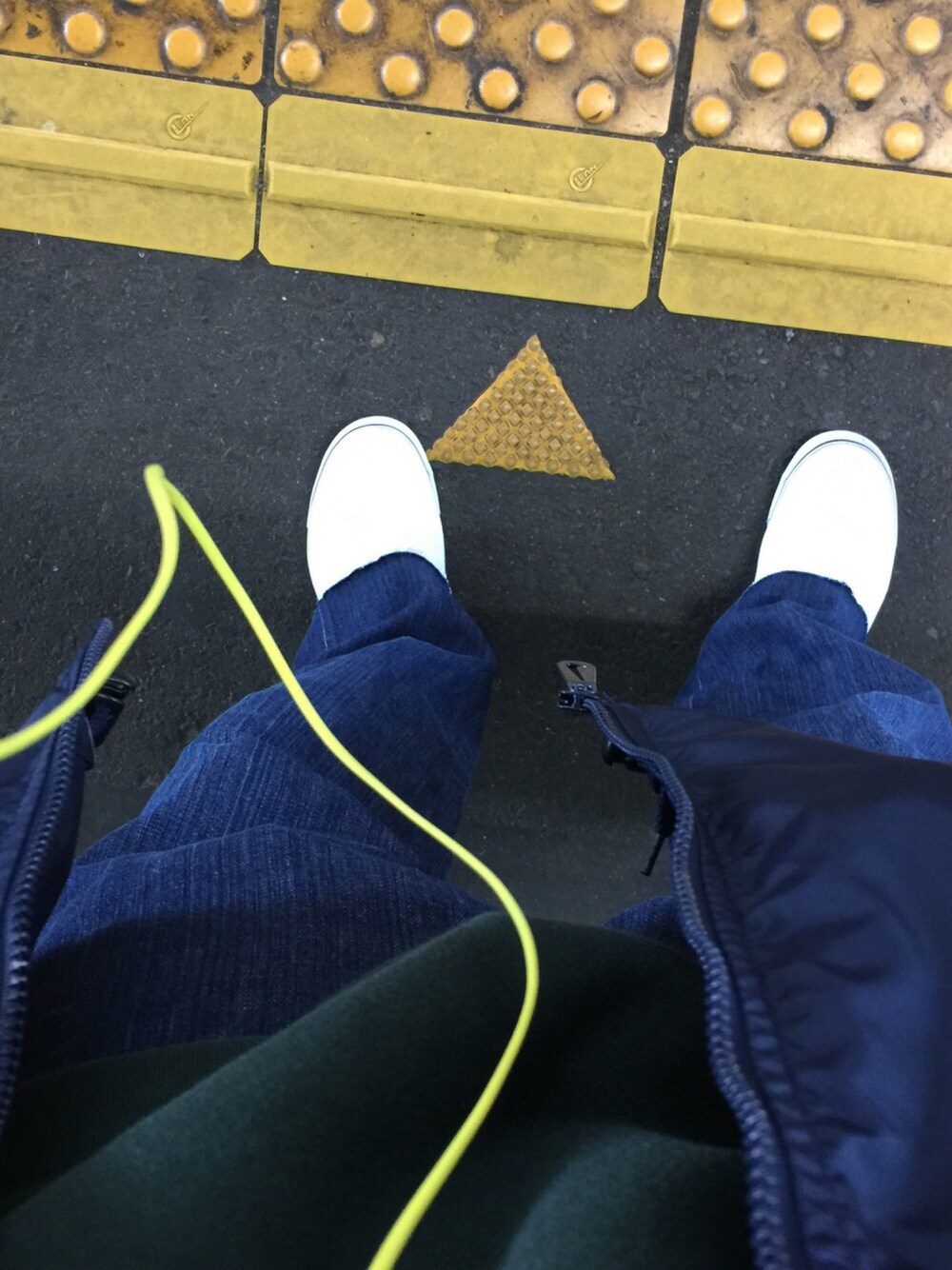 「過去pic、だぼだぼ、だほだぼパンツ、黄色い三角形、珍しくスリッポン、MYLIFE_OSSYLIFE」｜「GUのアイテム（スニーカー、ホワイト系）」を使った、OSSY さん（メンズ・173cm）の春コーディネートの1枚目の写真