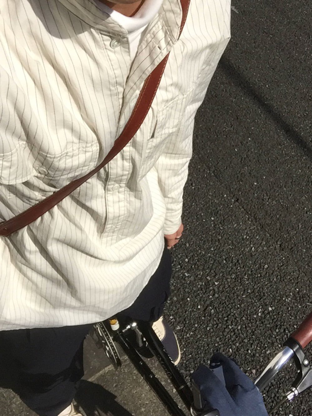 ベージュ系のシャツ/ブラウス、ブラック系のパンツ、ベージュ系のスニーカーを着用したメンズの秋コーディネートの1枚目の写真