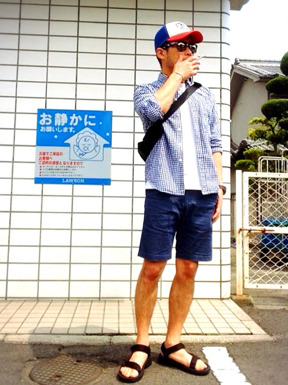 ブラック系のサンダル、ブルー系のその他パンツ、ブルー系のシャツ/ブラウスを着用したメンズの春コーディネートの1枚目の写真