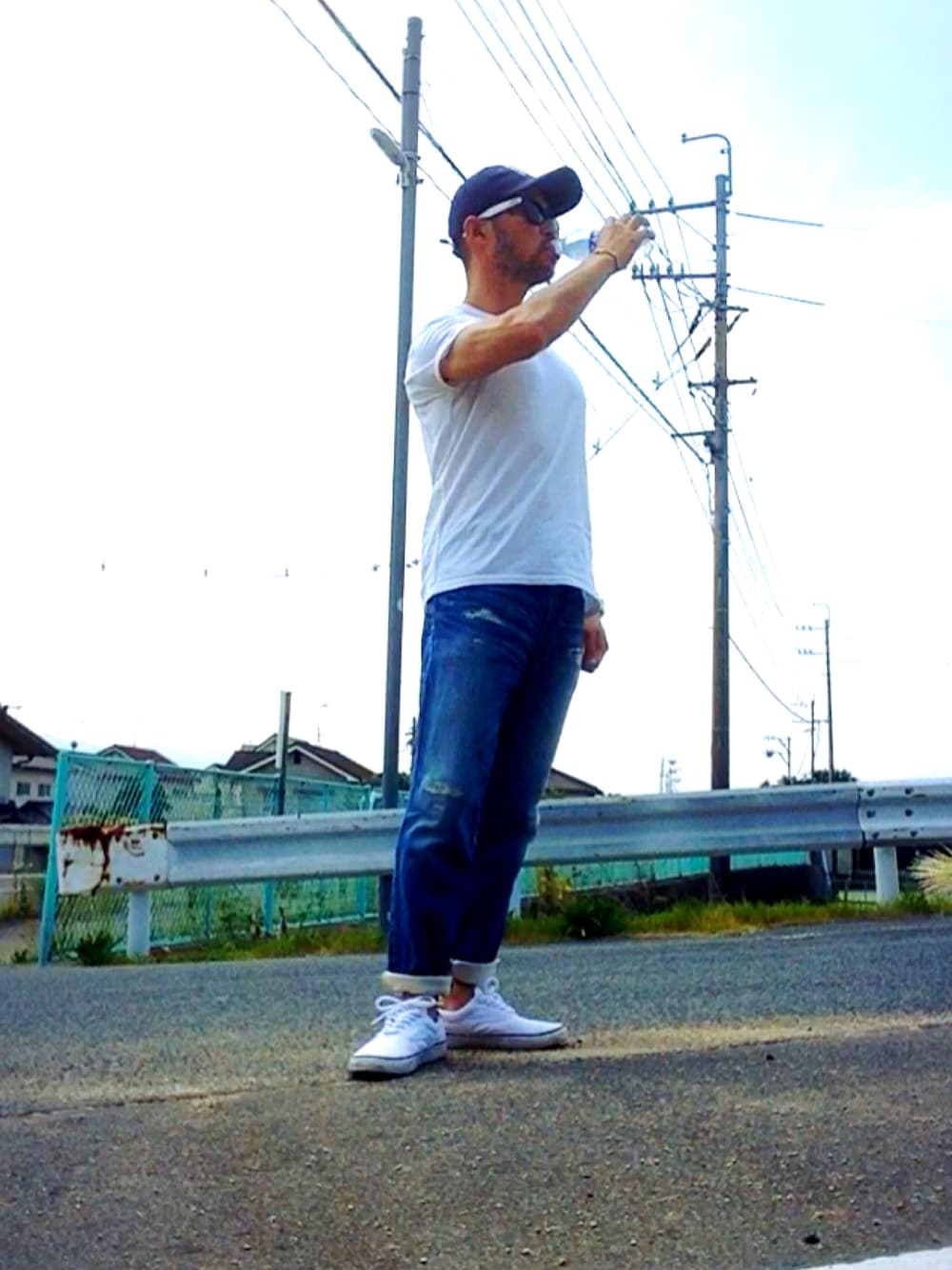 「summer、Doシンプル部、デニム、VANS、白Tシャツ、キャップ、スニーカー、サングラス、ポカリコーデバトン、自己満族」｜「VANSのアイテム（スニーカー、ホワイト系）」を使った、シンさん（メンズ・168cm）の夏コーディネートの1枚目の写真