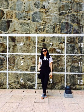 「MONKI（モンキ）のアイテム（クラッチバッグ）」を使った、Jenna Yiuさん（レディース・160cm）の夏コーディネート