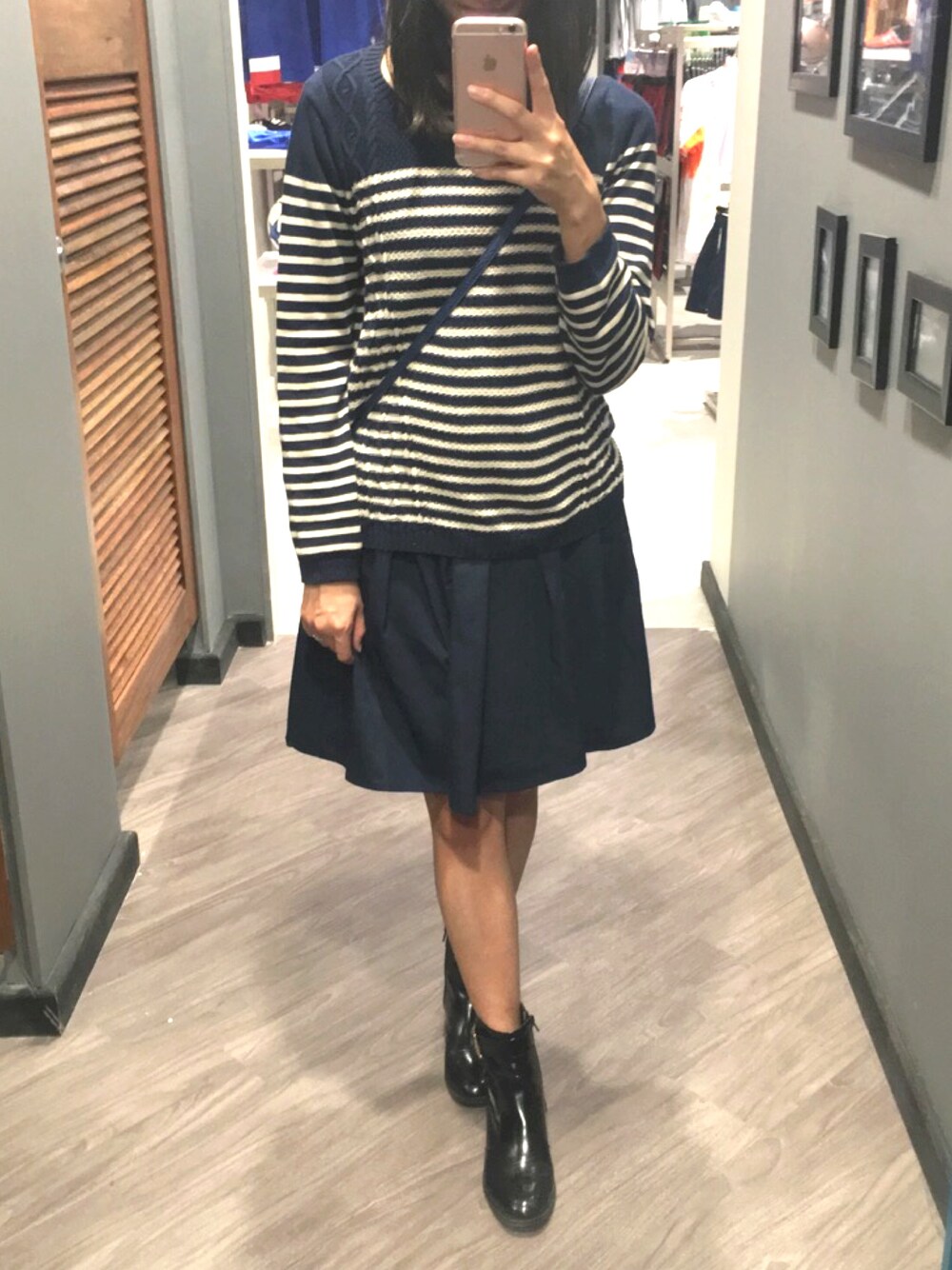 「WINTER STYLE、skirt、navy、stripe、knit、boots、oxford」｜「UNIQLOのアイテム（スカート、ブルー系）」を使った、Mandy Wongさん（レディース・160cm）の夏コーディネートの1枚目の写真