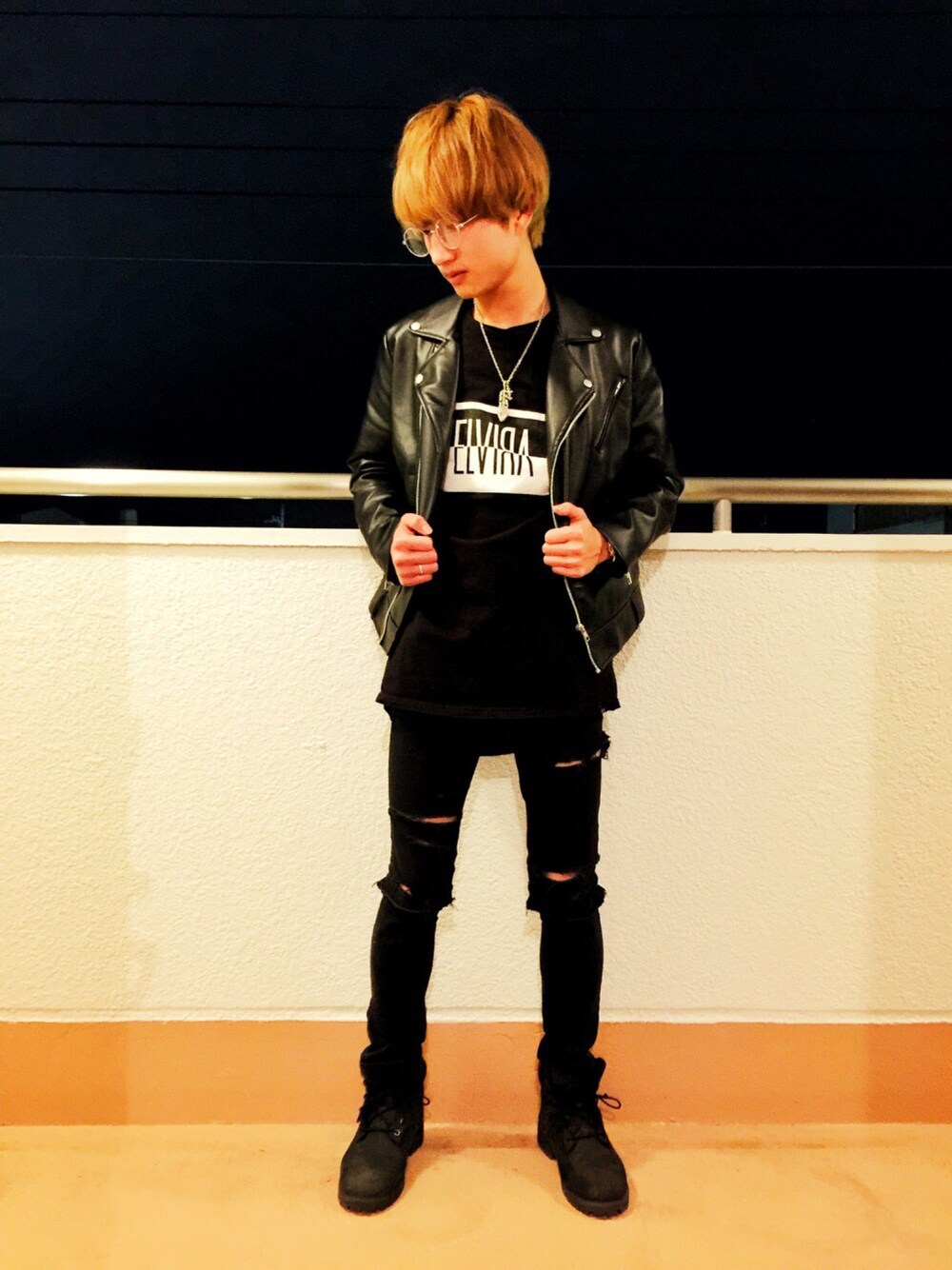 ブラック系のライダースジャケット、ブラック系のTシャツ/カットソー、ブラック系のブーツを着用したメンズの春コーディネートの1枚目の写真