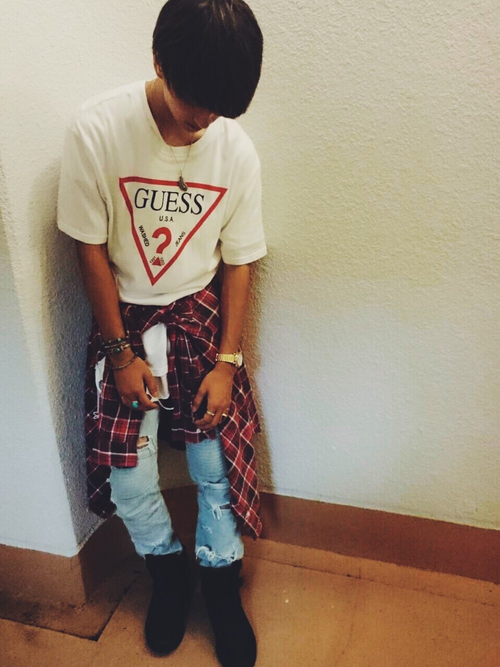 ホワイト系のTシャツ/カットソー、レッド系のシャツ/ブラウス、ブラック系のスニーカーを着用したメンズの夏コーディネートの1枚目の写真