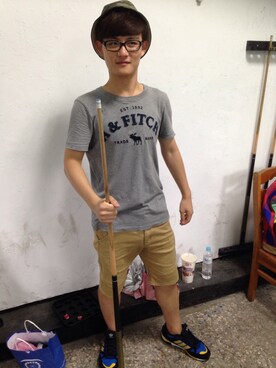 「Abercrombie&Fitch（アバークロンビーアンドフィッチ）のアイテム（Tシャツ/カットソー、グレー系）」を使った、凱爾•棋さん（メンズ・178cm）の秋コーディネート