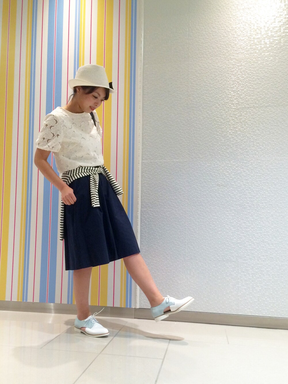 「ハット、レースアップシューズ、ワイドパンツ、パステルカラー、ガウチョパンツ、春色、ポシェット、ストローハット、ピクニック、ペタンコ靴」｜「Soareakのｹﾐｶﾙﾌﾗﾜｰﾄｯﾌﾟｽ（シャツ/ブラウス、ホワイト系）」を使った、yukiさん（レディース・153cm）の春コーディネートの1枚目の写真