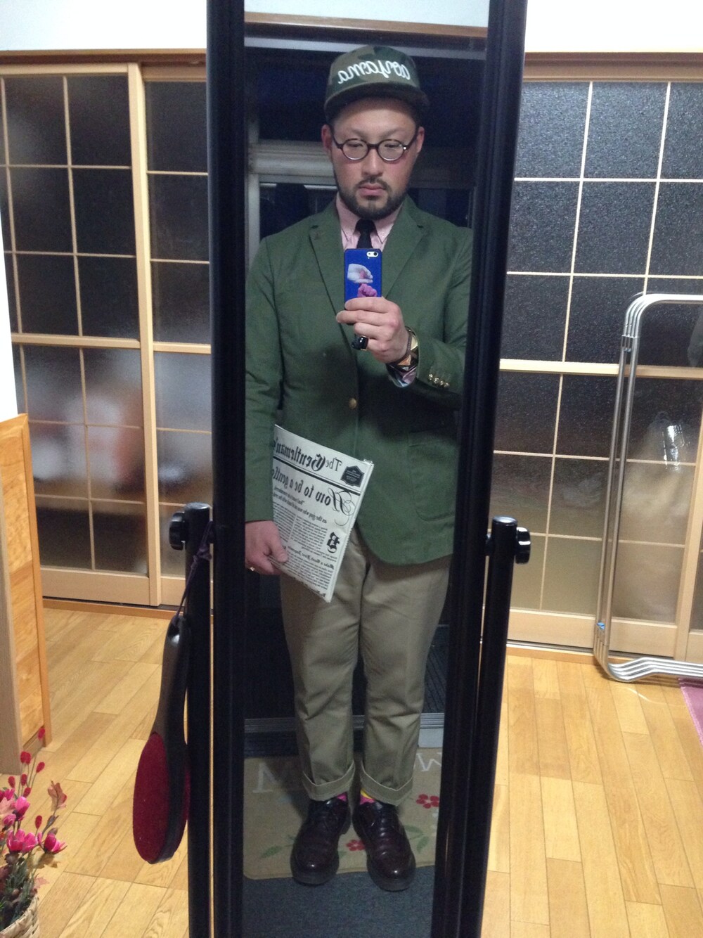 グリーン系のテーラードジャケット、ブルー系のキャップ、その他のスマホケース/カバーを着用したメンズの春コーディネートの1枚目の写真