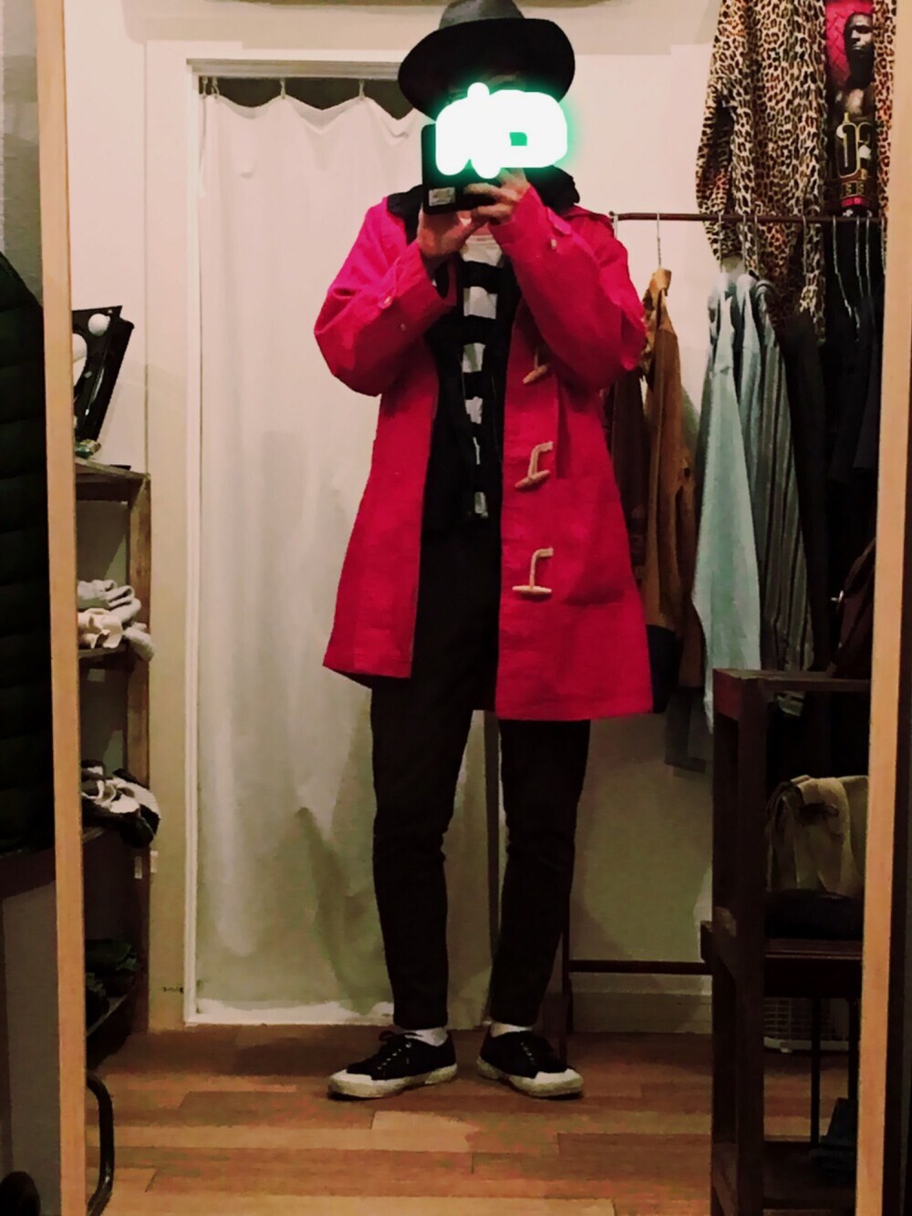 レッド系のダッフルコート、ホワイト系のTシャツ/カットソー、ブラック系のパーカーを着用したメンズの春コーディネートの1枚目の写真