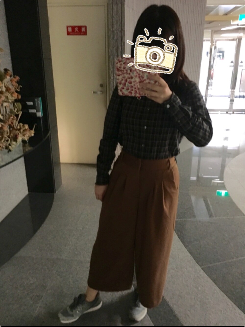 「ワイドパンツ、チェックシャツ、大学生」｜「TOMORROWLAND のアイテム（シャツ/ブラウス、グリーン系）」を使った、eri-saさん（レディース・151cm）の秋コーディネートの1枚目の写真