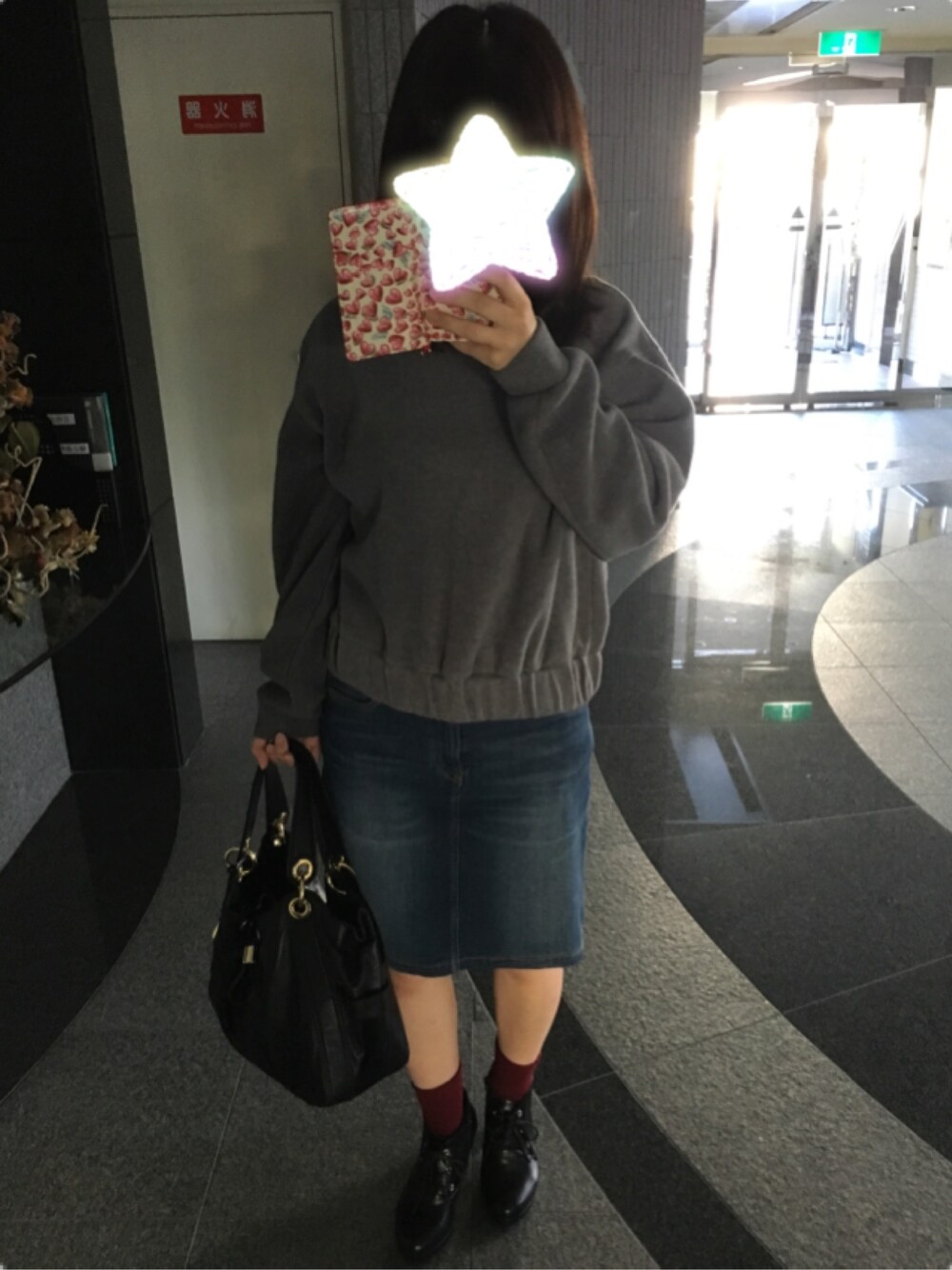 「デニムスカート、さしいろ」｜「EMODAのアイテム（トップス、グレー系）」を使った、eri-saさん（レディース・151cm）の秋コーディネートの1枚目の写真