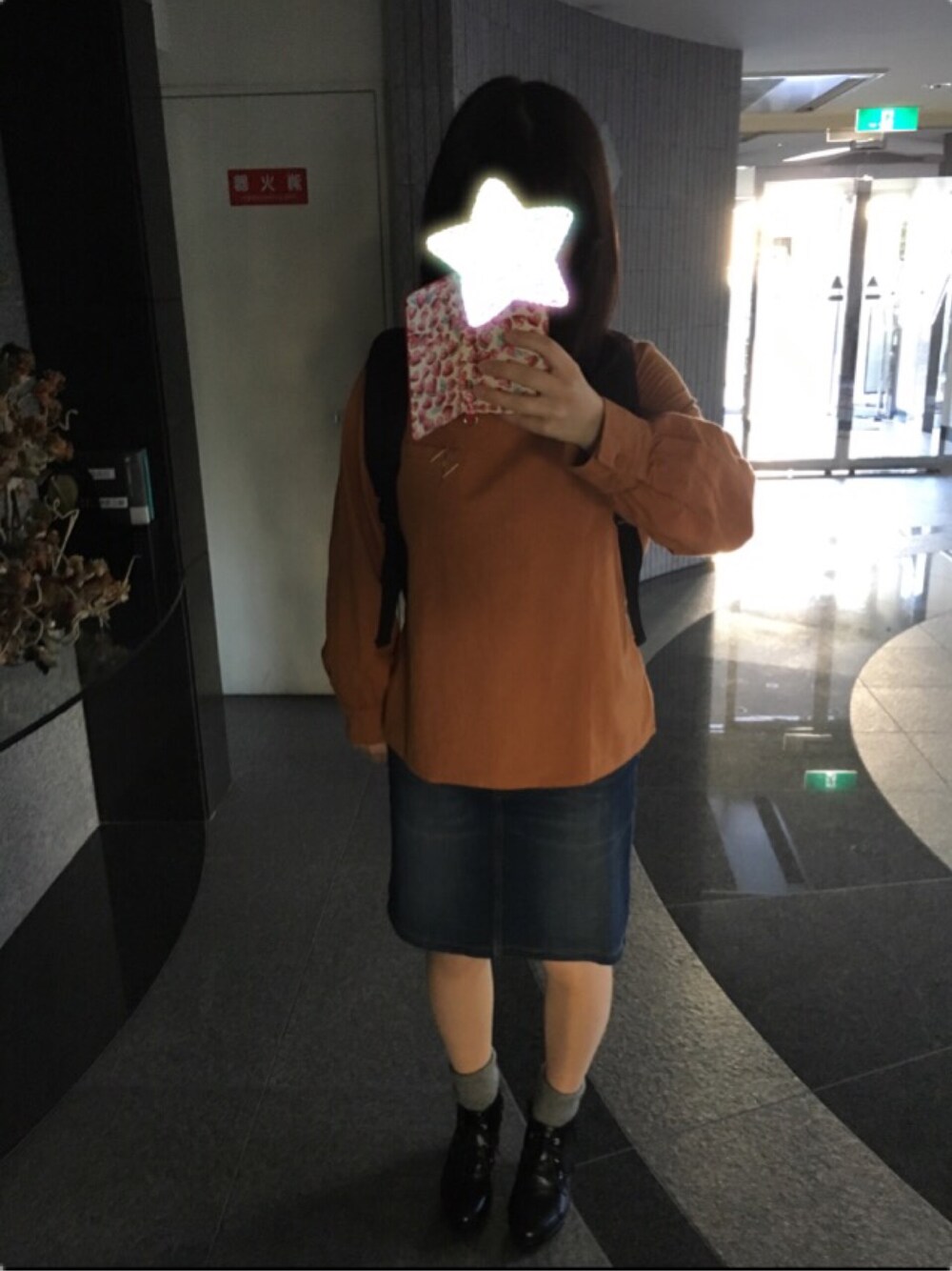 「キャメル、デニムスカート」｜「Kastaneのアイテム（シャツ/ブラウス、ブラウン系）」を使った、eri-saさん（レディース・151cm）の秋コーディネートの1枚目の写真