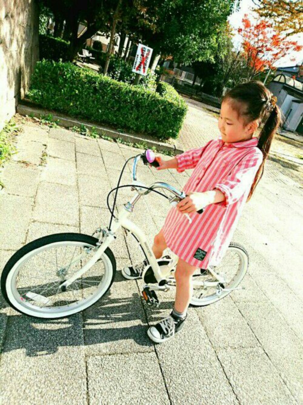 「女の子、公園スタイル、コンバース、シャツワンピ」｜「CONVERSEのアイテム（スニーカー、ブラック系）」を使った、*yume*さん（キッズ・110cm）の秋コーディネートの1枚目の写真
