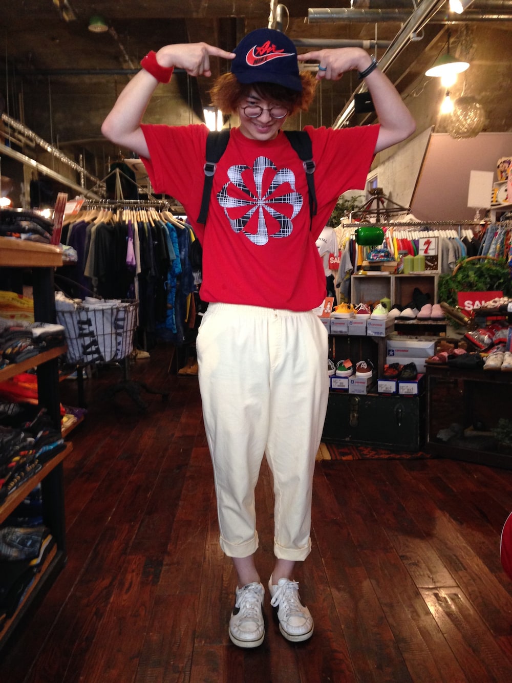 「古着、スニーカー、NIKE、キャップ、ナイキ、ナイキスニーカー、丸メガネ、パステルカラー、パーマ、夏コーデ」｜「NIKEのnike vintage t-sh（Tシャツ/カットソー、レッド系）」を使った、ゆんゆんさん（メンズ・180cm）の夏コーディネートの1枚目の写真