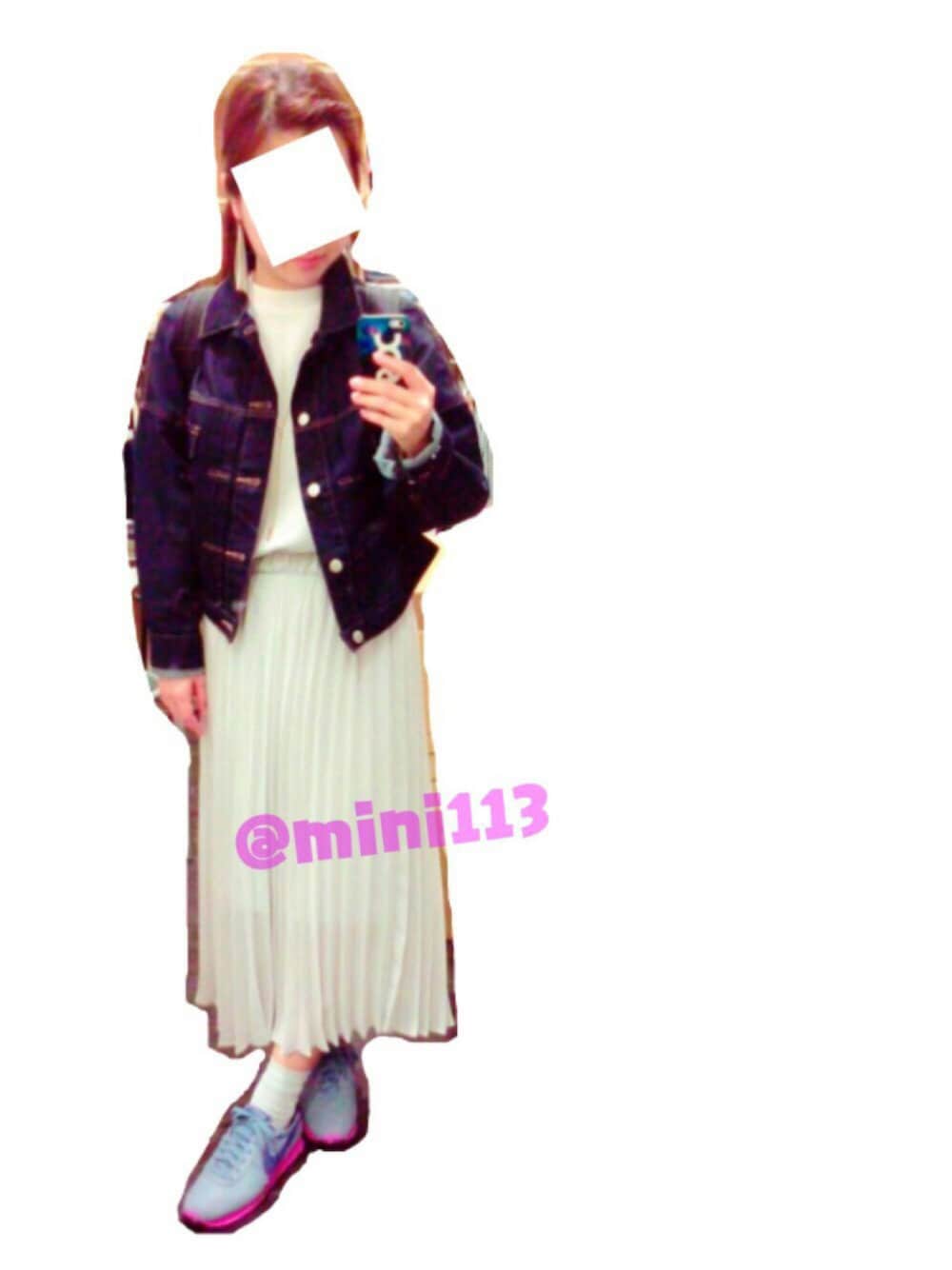 ホワイト系のニット/セーター、ブルー系のデニムジャケット、グレー系のスカートを着用したレディースの冬コーディネートの1枚目の写真