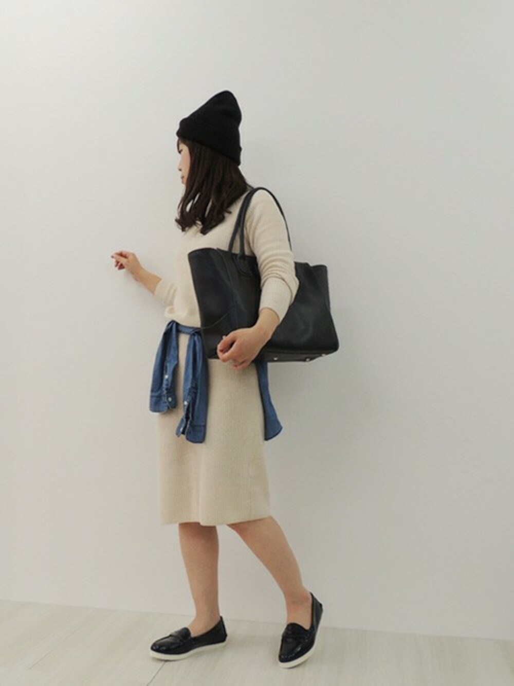 ブルー系のレインシューズ、ブラック系のトートバッグを着用したレディースの春コーディネートの1枚目の写真