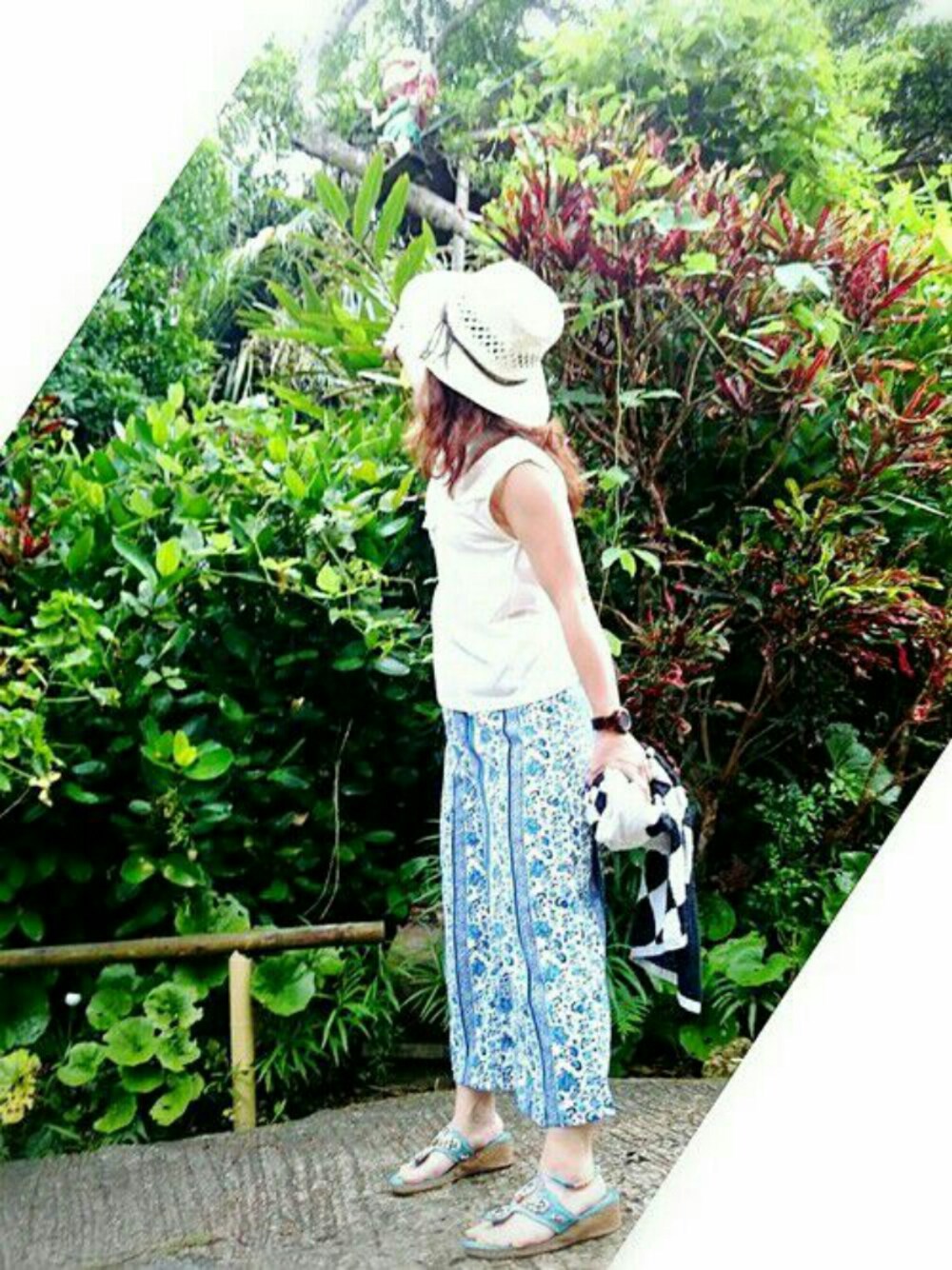 「夏、カジュアル、大人カジュアル、白Tシャツ、H&M、旅行、きれいめカジュアル、麦わら帽子、リゾートスタイル、プチプラ」｜「WEGOのアイテム（Tシャツ/カットソー、ホワイト系）」を使った、すもも-るさん（レディース・148cm）の夏コーディネートの1枚目の写真