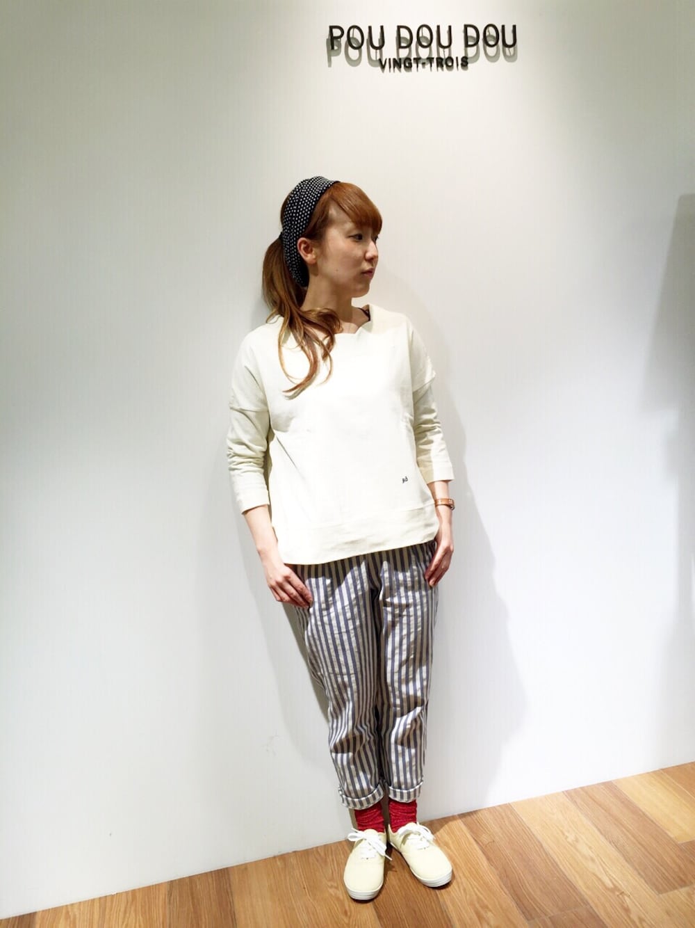 「pou dou dou、ストライプパンツ、白スニーカー」｜「POU DOU DOUの天竺スカラッププルオーバー
（Tシャツ/カットソー、ホワイト系）」を使った、よしださん（レディース・159cm）の冬コーディネートの1枚目の写真