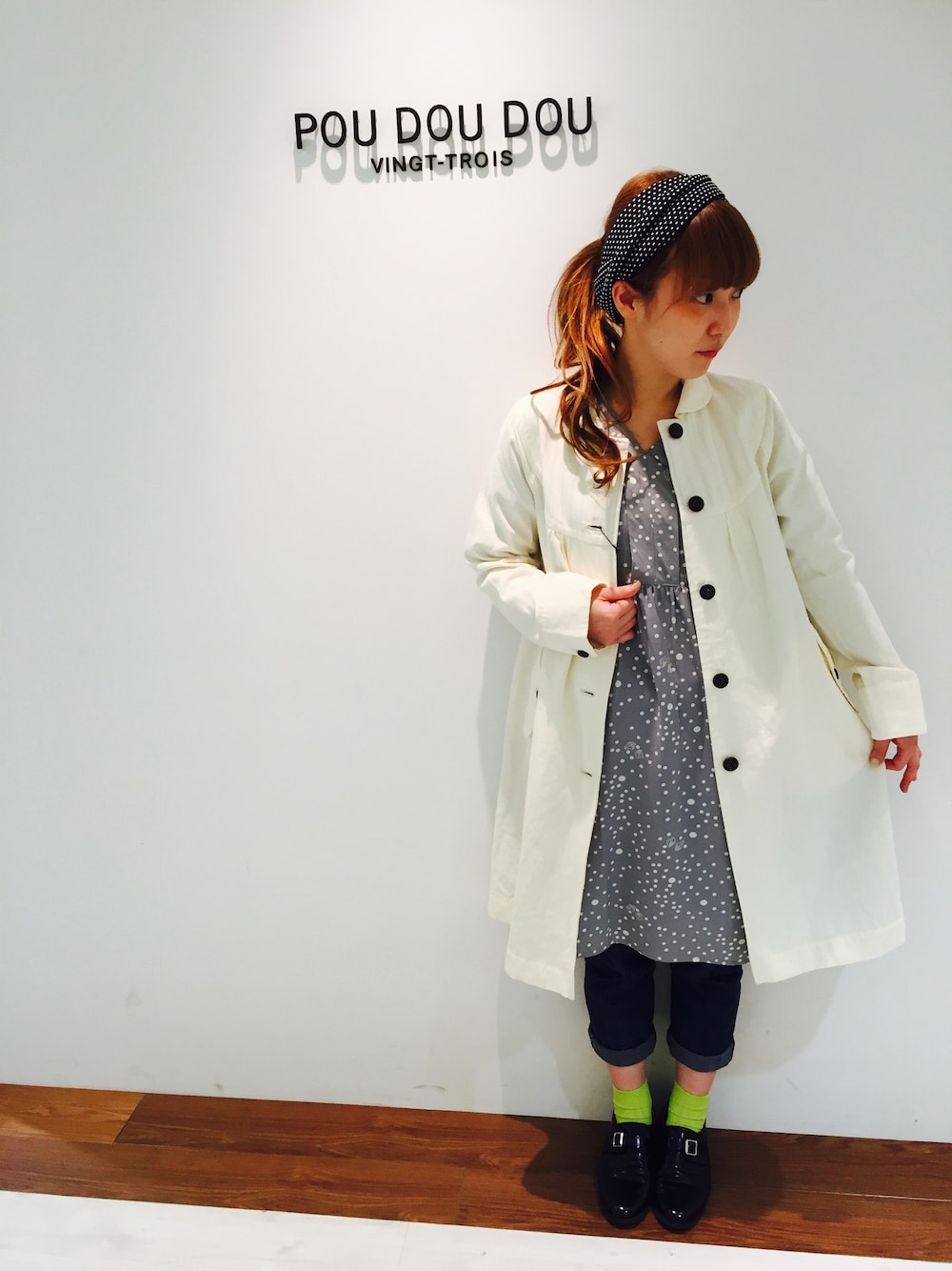 「オリジナル柄、pou dou dou、ロングワンピース」｜「POU DOU DOUのレーヨン乱玉プリントタック衿ワンピース（ワンピース、グレー系）」を使った、よしださん（レディース・159cm）の春コーディネートの1枚目の写真