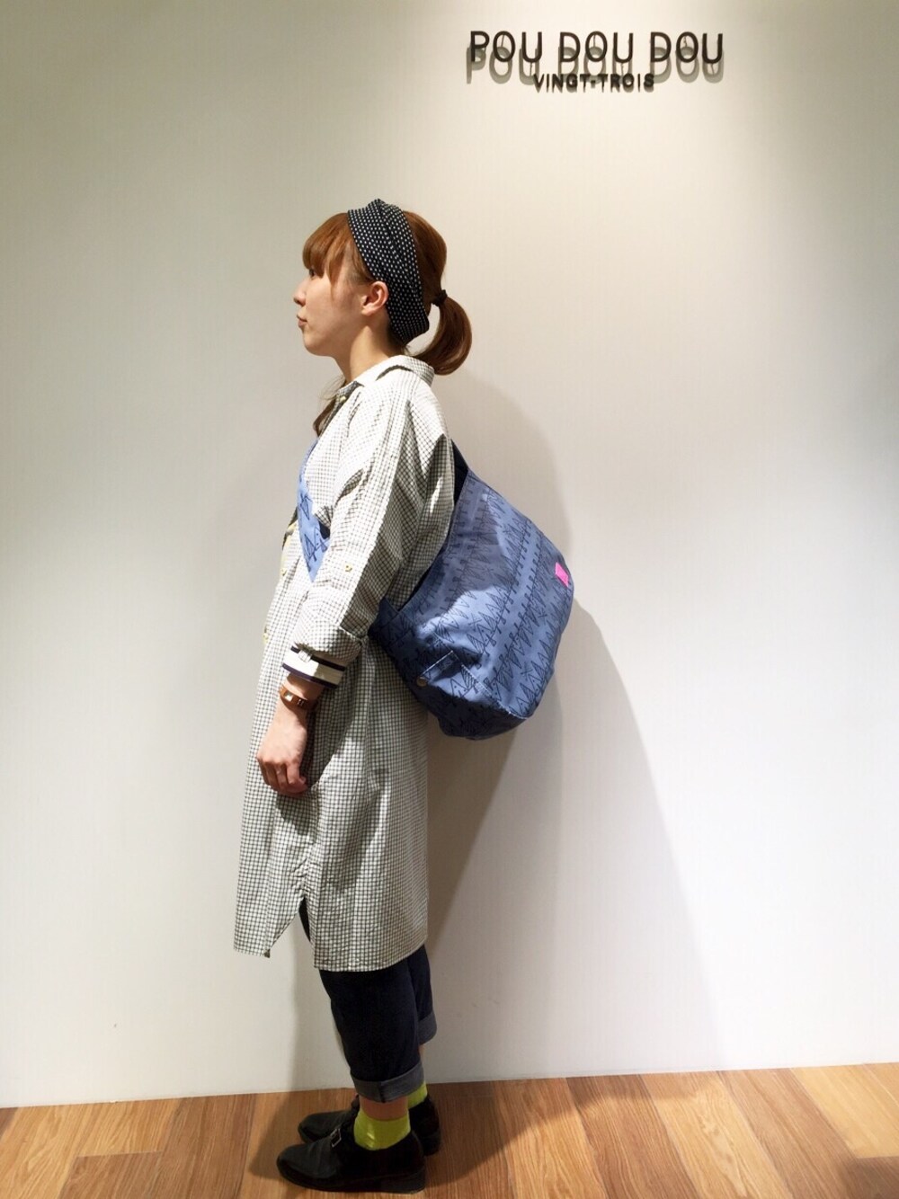 「pou dou dou、シャツスタイル、ゆるパンツ」｜「POU DOU DOUのドビーウインドペンチェックロングシャツ（シャツワンピース、ブラック系）」を使った、よしださん（レディース・159cm）の春コーディネートの1枚目の写真
