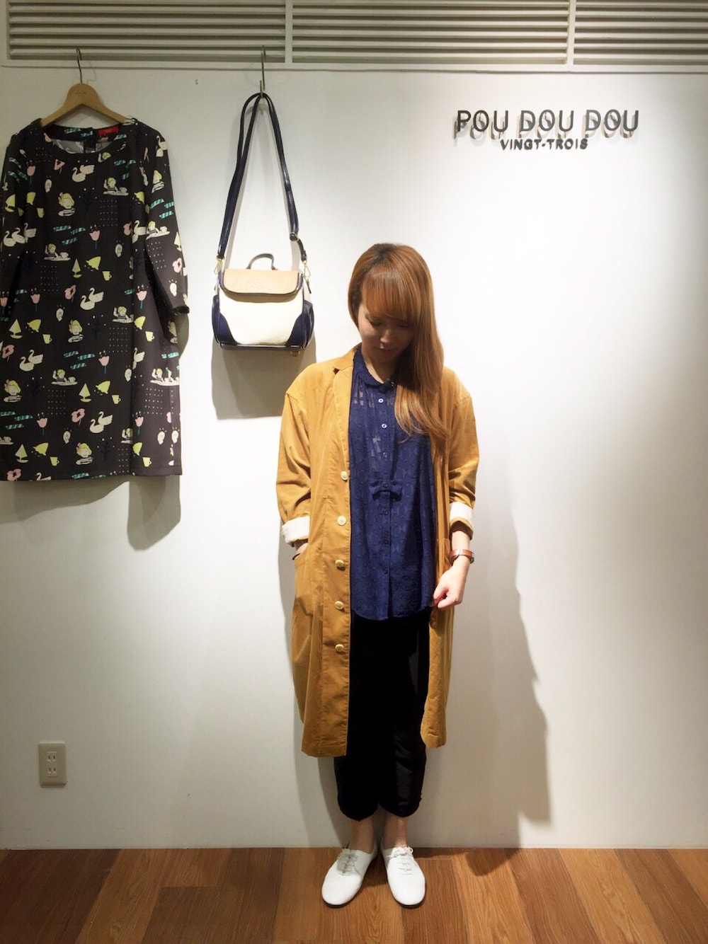 「pou dou dou、ワークコート、メンズライク」｜「POU DOU DOUのシフォンカットドビーポンチョブラウス（シャツ/ブラウス、ブルー系）」を使った、よしださん（レディース・159cm）の夏コーディネートの1枚目の写真