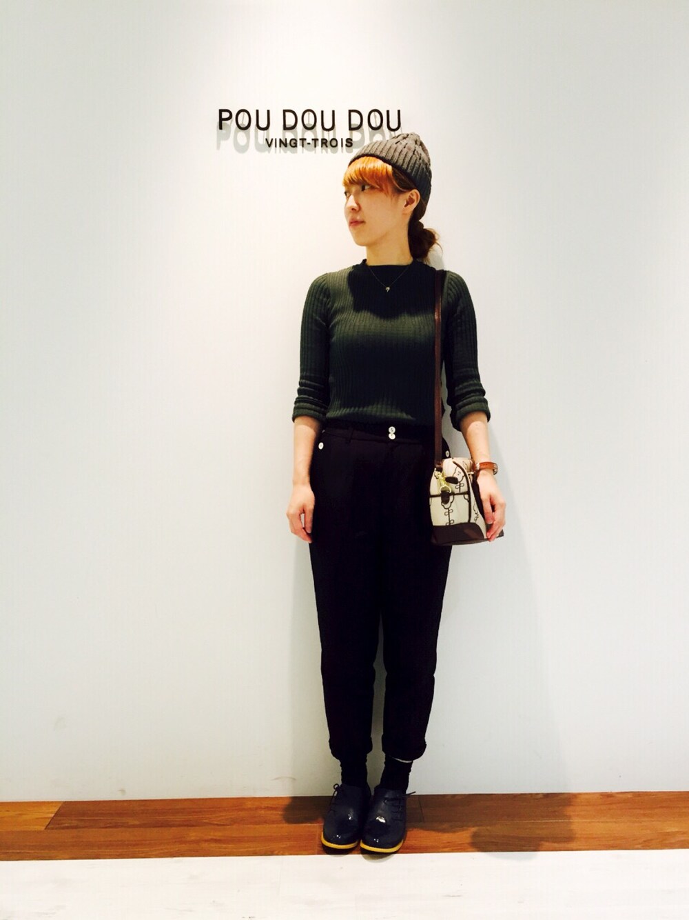 「pou dou dou、プチハイネック、タックパンツ」｜「POU DOU DOUのダブルサテンタックパンツ（その他パンツ、ブラック系）」を使った、よしださん（レディース・159cm）の秋コーディネートの1枚目の写真
