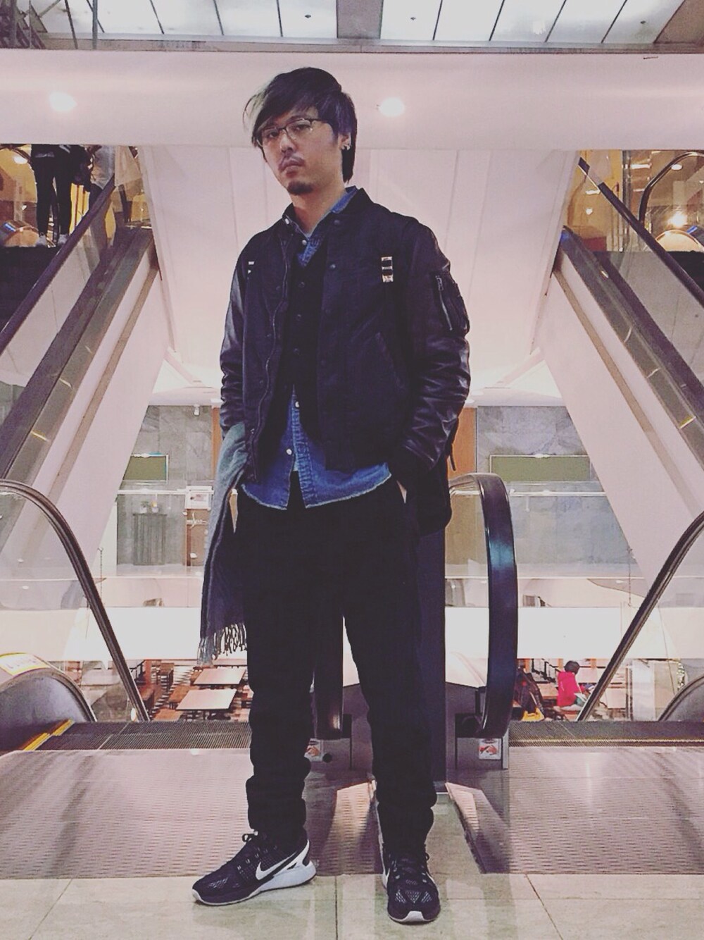 「黒、NIKE、alphaindustries、MA-1、Lunarglide、nano・universe」｜「Alpha Industriesのnano・universe 別注 アームレザーMA-1（ミリタリージャケット、ブラック系）」を使った、JeterChouさん（メンズ・175cm）の冬コーディネートの1枚目の写真