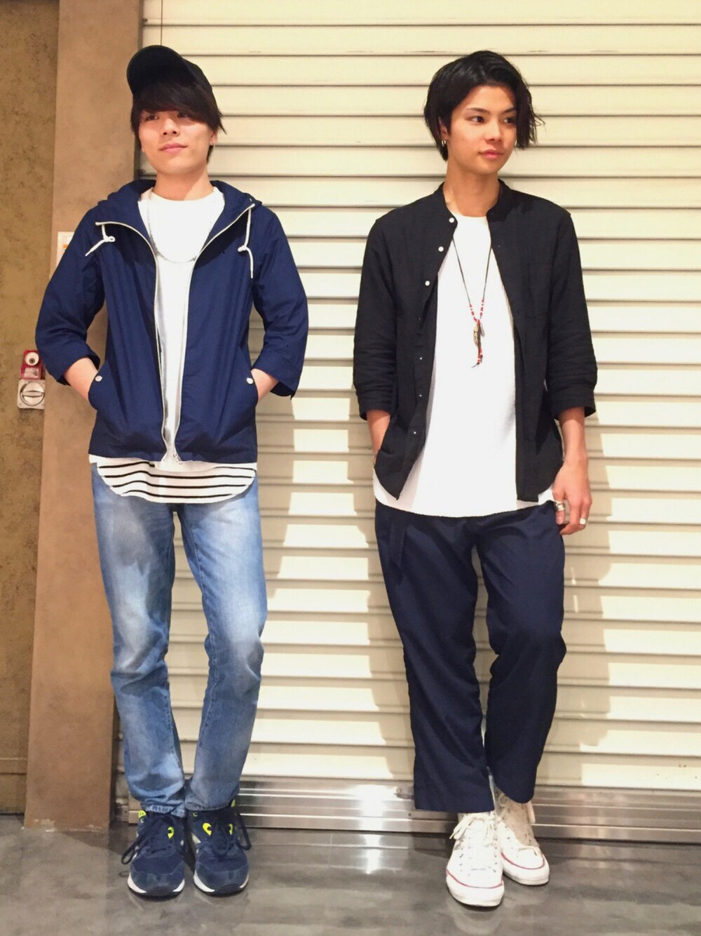 ブラック系のシャツ/ブラウス、ブルー系のパーカー、ブルー系のデニムパンツを着用したメンズの春コーディネートの1枚目の写真