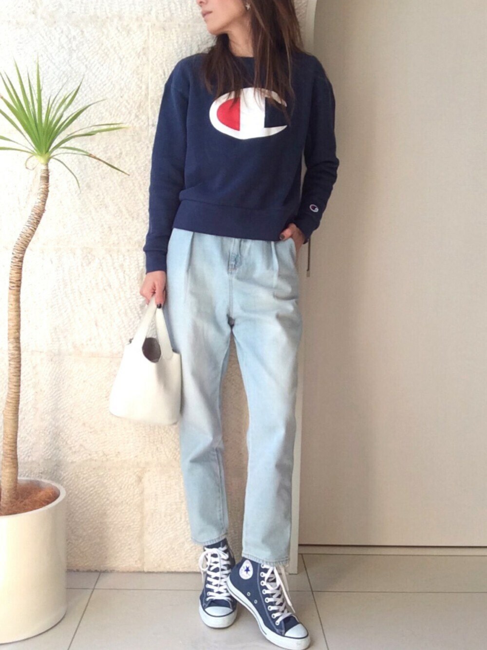 ブルー系のスウェット、ブルー系のデニムパンツ、ブルー系のスニーカーを着用したレディースの冬コーディネートの1枚目の写真