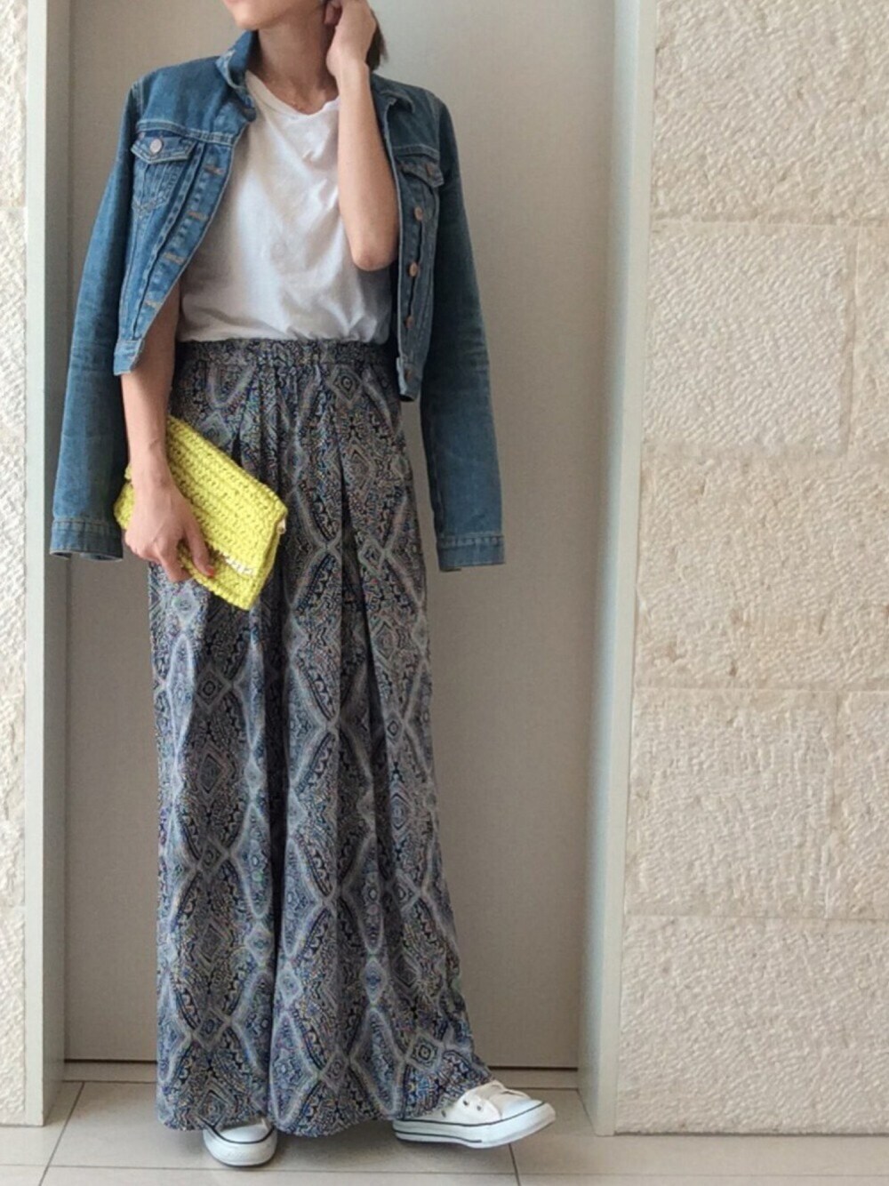 ブルー系のデニムジャケット、ブルー系のパンツ、ホワイト系のスニーカーを着用したレディースの春コーディネートの1枚目の写真