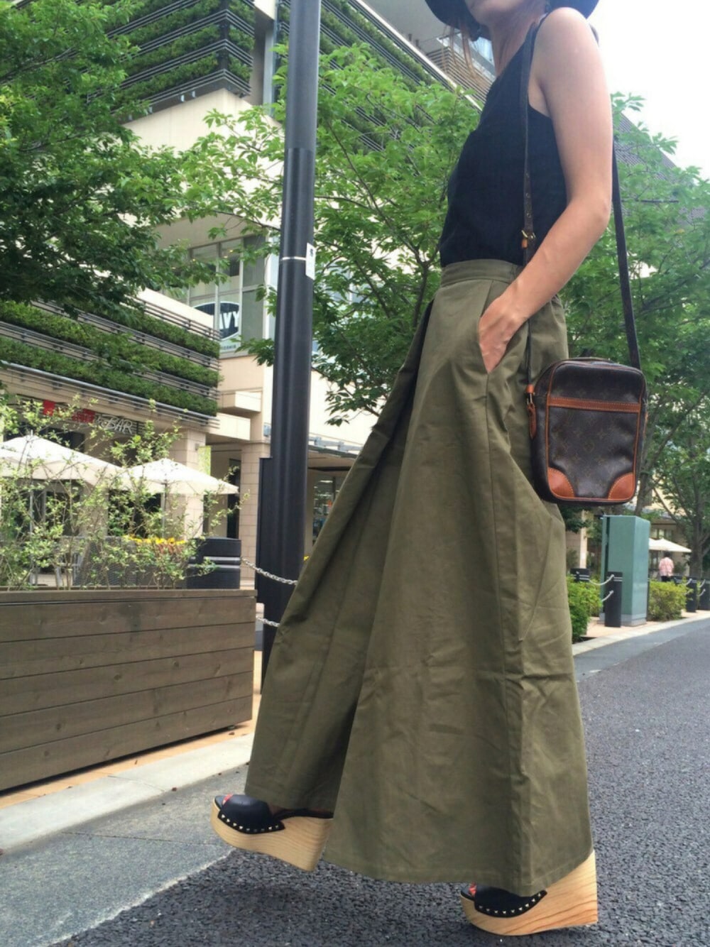 「夏コーデ、パンツスタイル、ワイドパンツ、タックパンツ、ママコーデ、UNIQLO、厚底サンダル、アダルトおカワたん部、WEARロケ部、copine」｜「LOUIS VUITTONのアイテム（ショルダーバッグ、ブラウン系）」を使った、ayaさん（レディース・161cm）の夏コーディネートの1枚目の写真