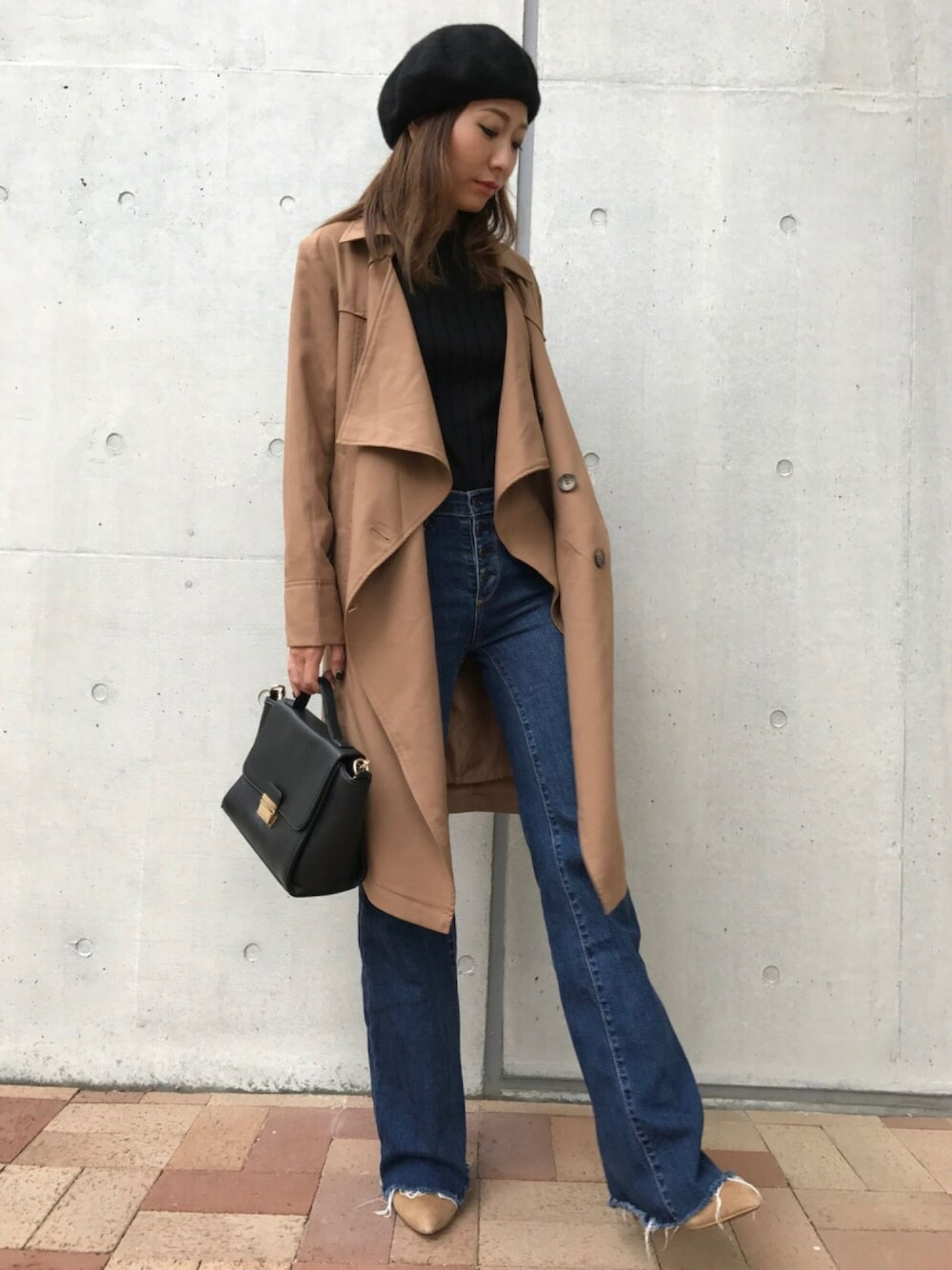 その他のトレンチコート、ブルー系のデニムパンツ、ブラウン系のブーツを着用したレディースの秋コーディネートの1枚目の写真