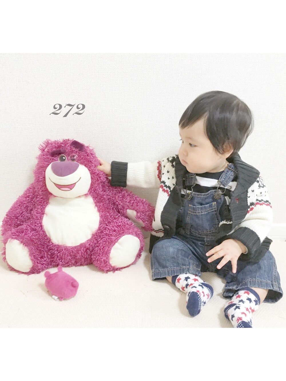 「男の子、baby、赤ちゃん、西松屋、カウチン、オーバーオール、ユニクロ、old navy」｜「西松屋のアイテム（ニット/セーター、ホワイト系）」を使った、soooさん（キッズ・70cm）の秋コーディネートの1枚目の写真