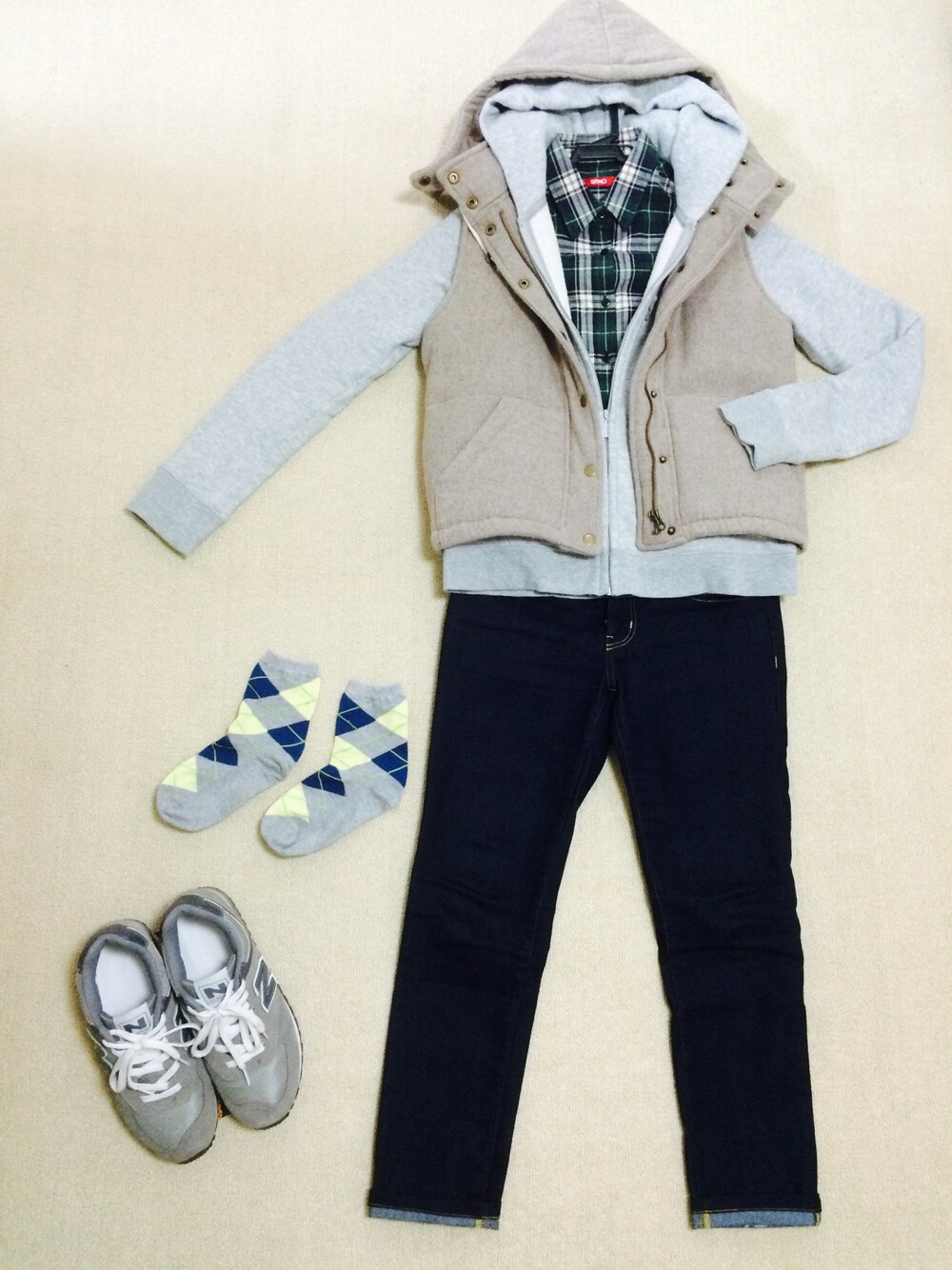 「緑、パーカー、グレー、ダウンベスト、スキニーデニム、靴下×スニーカー、UNIQLO、GU、SPAO、COLEMAN  」｜「SPAOのチェックシャツ（シャツ/ブラウス、グリーン系）」を使った、まるまるさん（レディース・158cm）の冬コーディネートの1枚目の写真