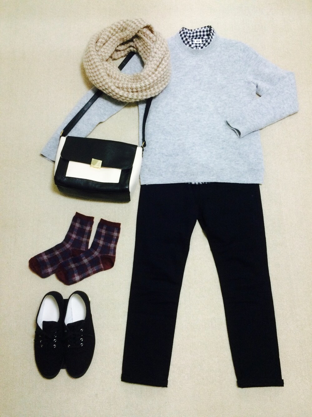 「首つまり、ギンガムチェックシャツ、シャツ×ニット、黒スキニー、赤い靴下、黒スニーカー、UNIQLO、GAP、GU、ロペピクニック」｜「E hyphen world galleryのオーバーサイズコクーンコート（その他アウター、ブルー系）」を使った、まるまるさん（レディース・158cm）の冬コーディネートの1枚目の写真