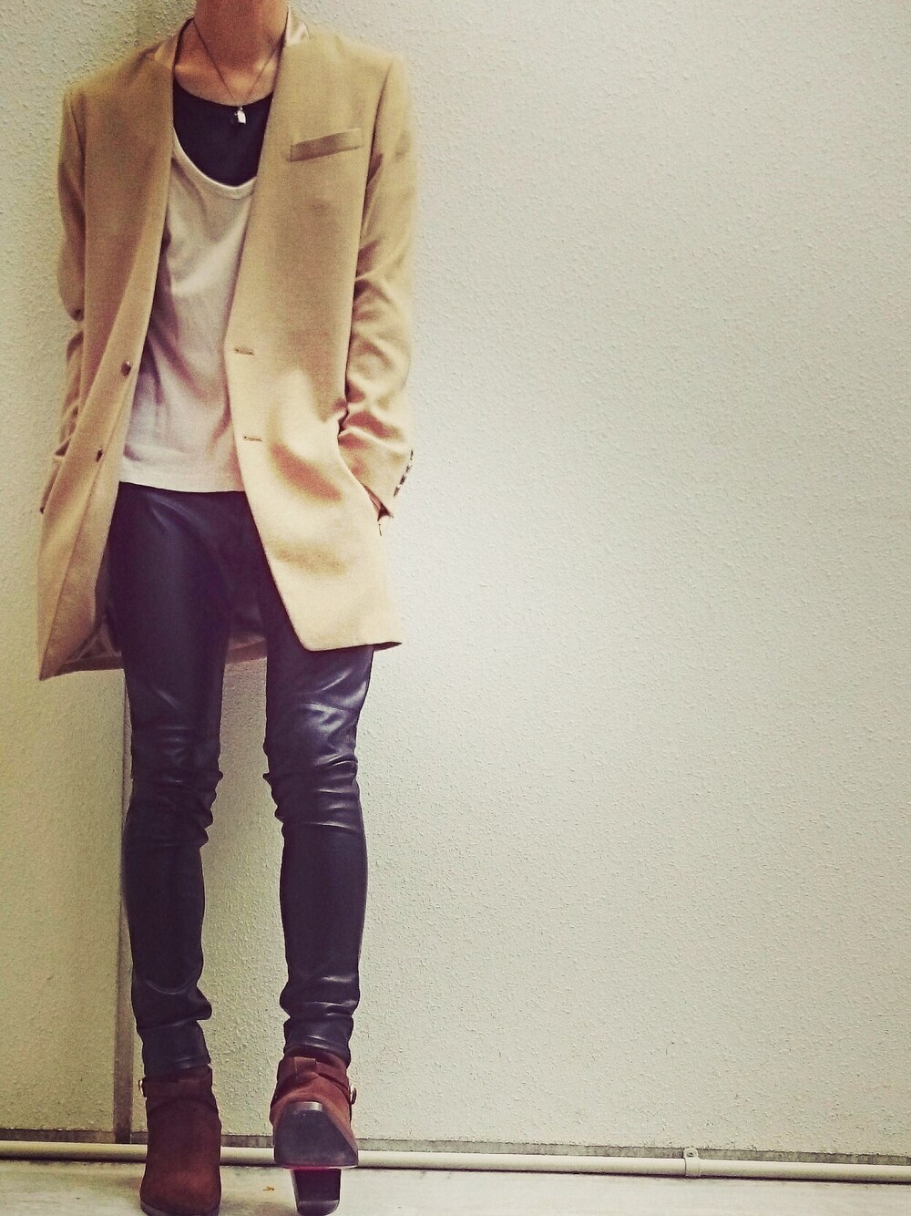 「LADMUSICIAN、christianlouboutin、handm、ato、men、日本、louboutin、LAD MUSICIAN、チェスターコート」｜「LAD MUSICIANのアイテム（Tシャツ/カットソー、ベージュ系）」を使った、あきてるさん（メンズ・178cm）の秋コーディネートの1枚目の写真