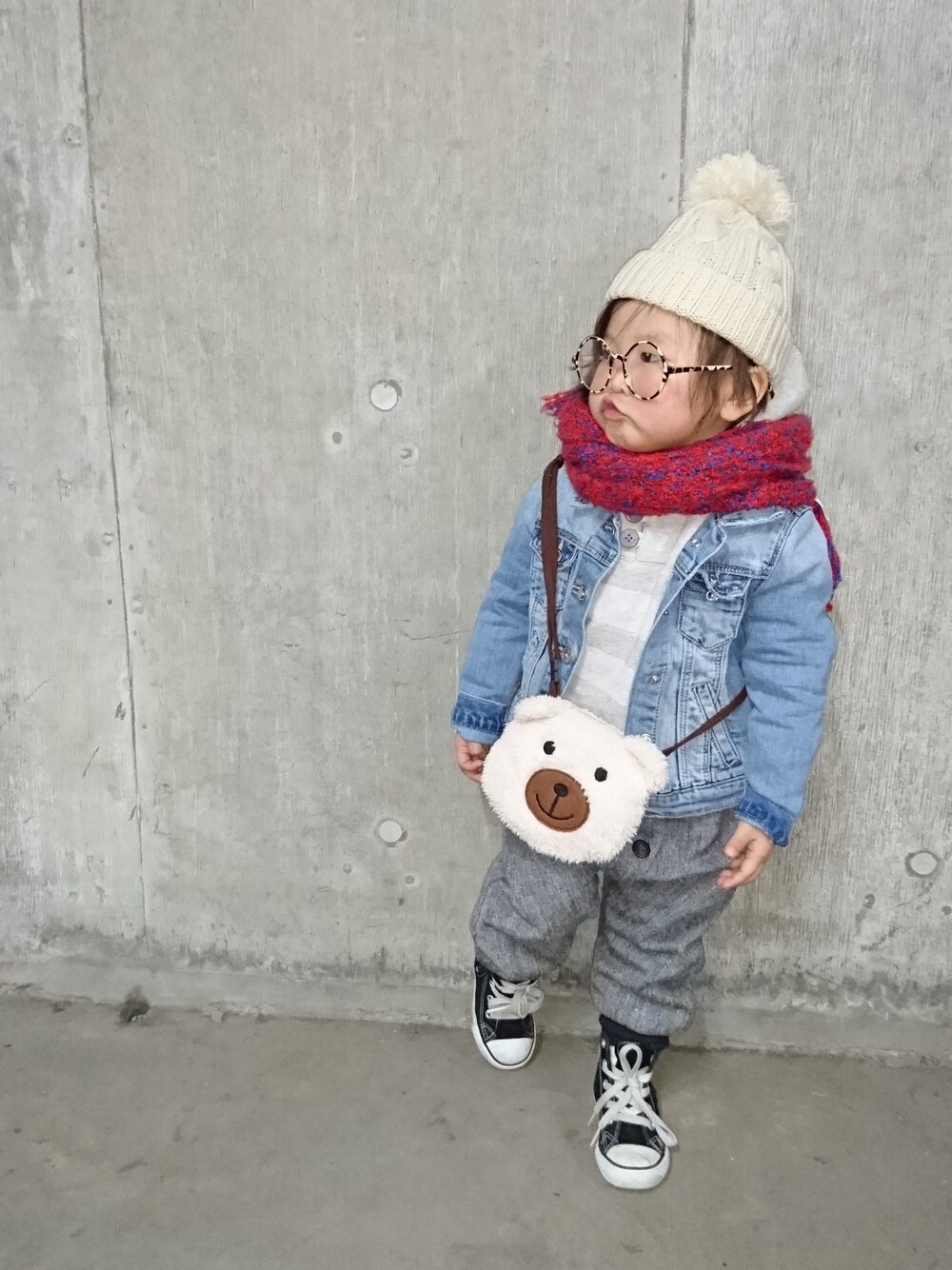 「3歳、おんなのこ、ニット帽、丸メガネ、デニムジャケット、サルエル、スニーカー、くまポーチ、秋コーデ、キッズコーデ」｜「…❓のアイテム（帽子、ベージュ系）」を使った、kaaareeenさん（キッズ・90cm）の秋コーディネートの1枚目の写真