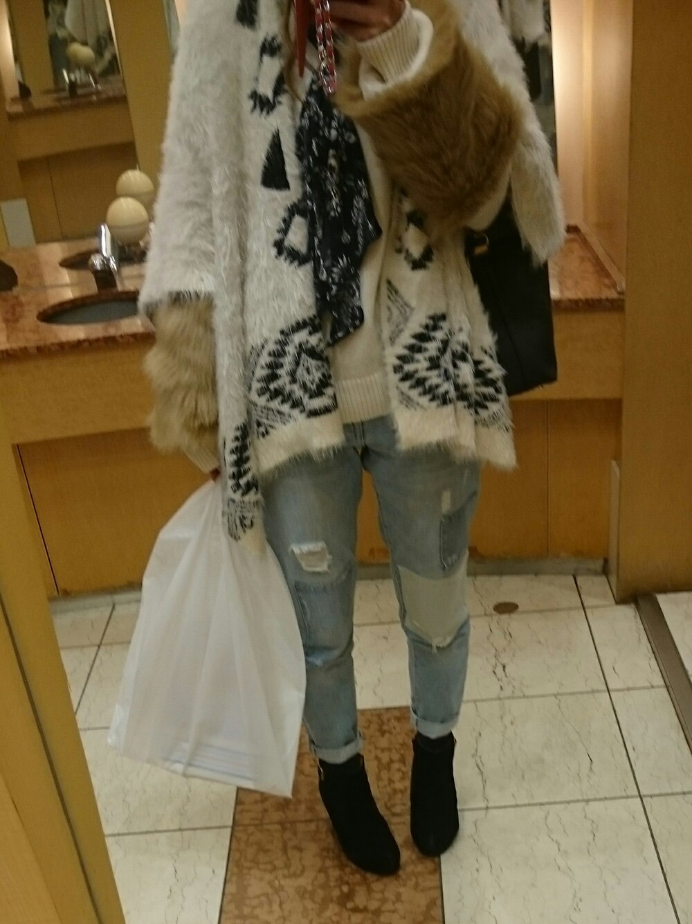 「JEANASiS、ニット」｜「JEANASISのファースリーブハイネックプルオーバー/738493 （ニット/セーター、ホワイト系）」を使った、ちぱさん（レディース・160cm）の冬コーディネートの1枚目の写真