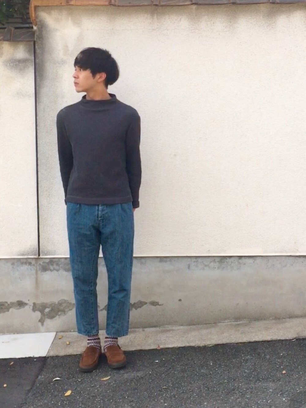 ブラック系のTシャツ/カットソー、ブルー系のデニムパンツ、ブラウン系のブーツを着用したメンズの秋コーディネートの1枚目の写真