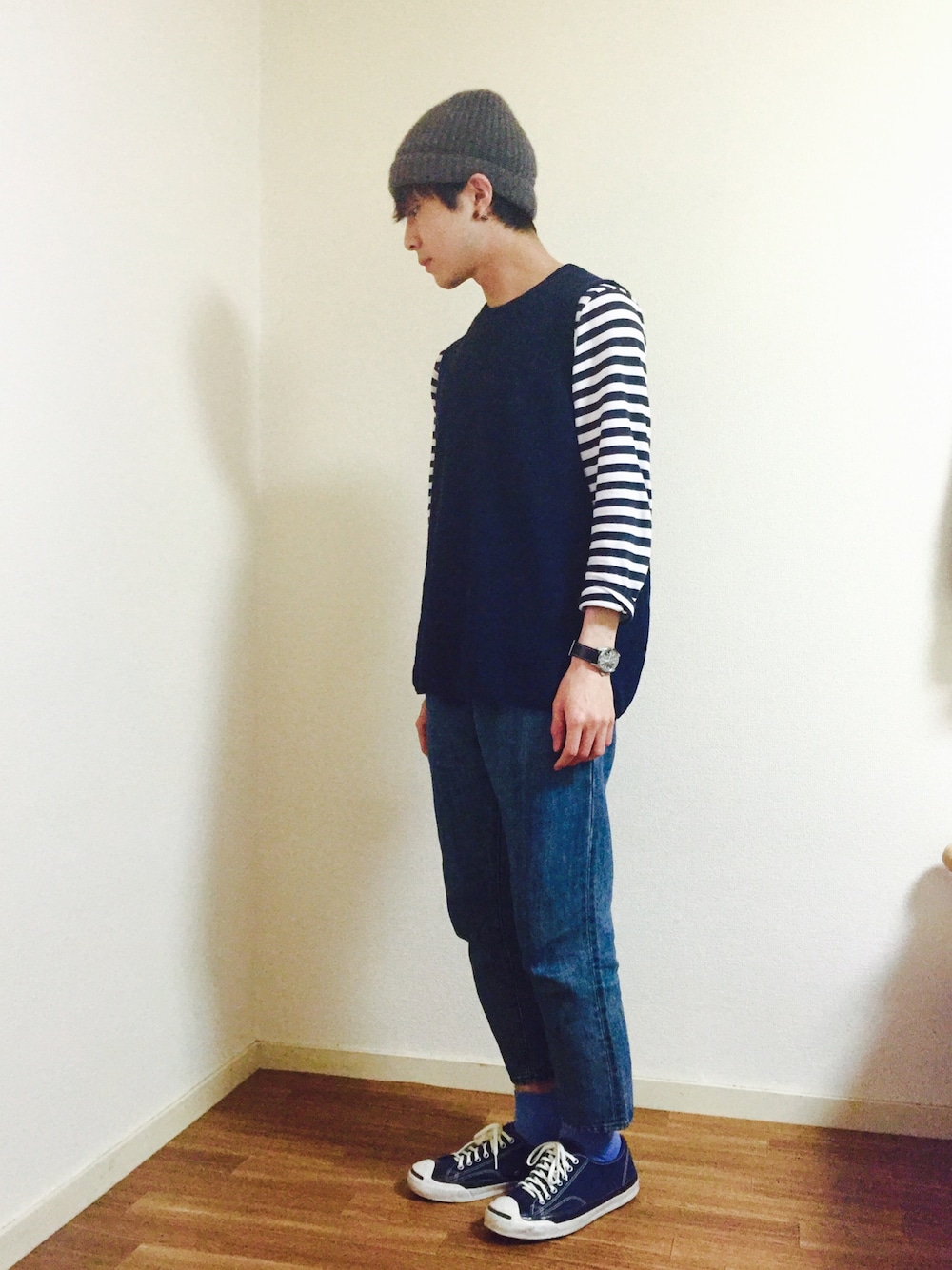 「スニーカーコーデ、はるコーデ、ゆるコーデ、ニット帽、ベスト、ボーダー、ジーンズ、Steven Alan、nest robe、converse」｜「THE COMESANDGOESのアイテム（ニットキャップ/ビーニー、グレー系）」を使った、むらたさん（メンズ・172cm）の春コーディネートの1枚目の写真