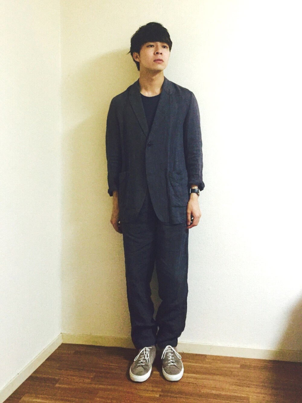 グレー系のテーラードジャケット、グレー系のその他パンツ、ブルー系のTシャツ/カットソーを着用したメンズの夏コーディネートの1枚目の写真