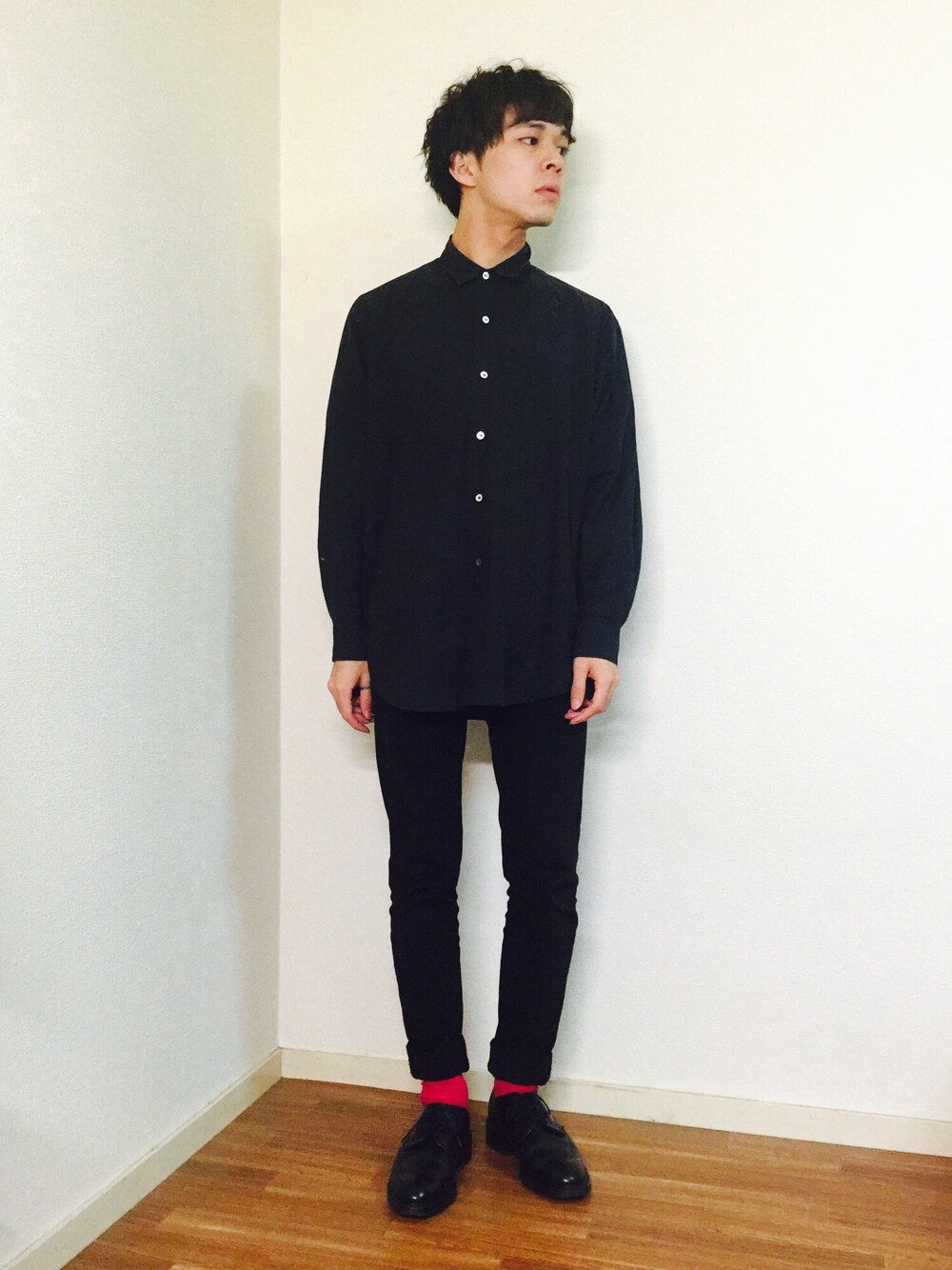 ブラック系のシャツ/ブラウス、ブラック系のドレスシューズ、ブラック系のデニムパンツを着用したメンズの秋コーディネートの1枚目の写真